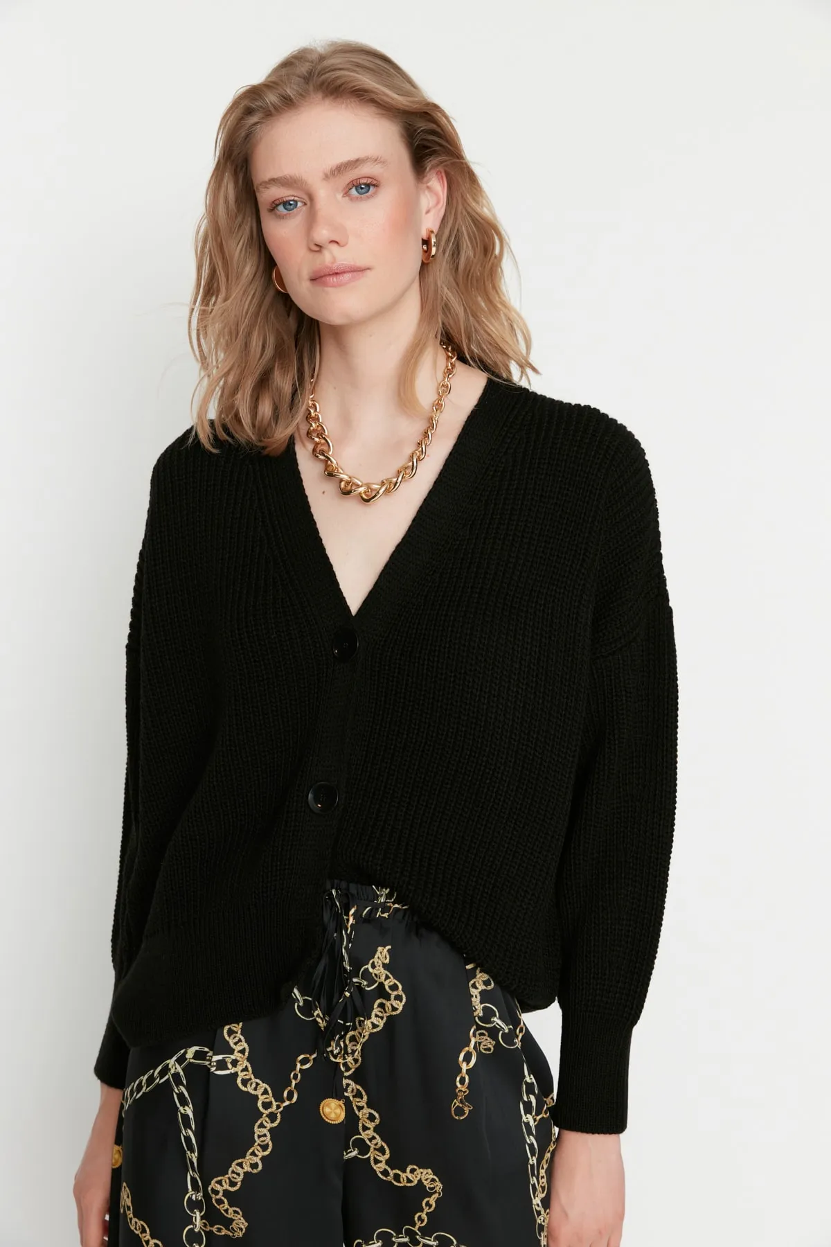 Trendyol Collection  Schwarzer Strickcardigan mit V-Ausschnitt und weiter Passform TWOAW20HI0215