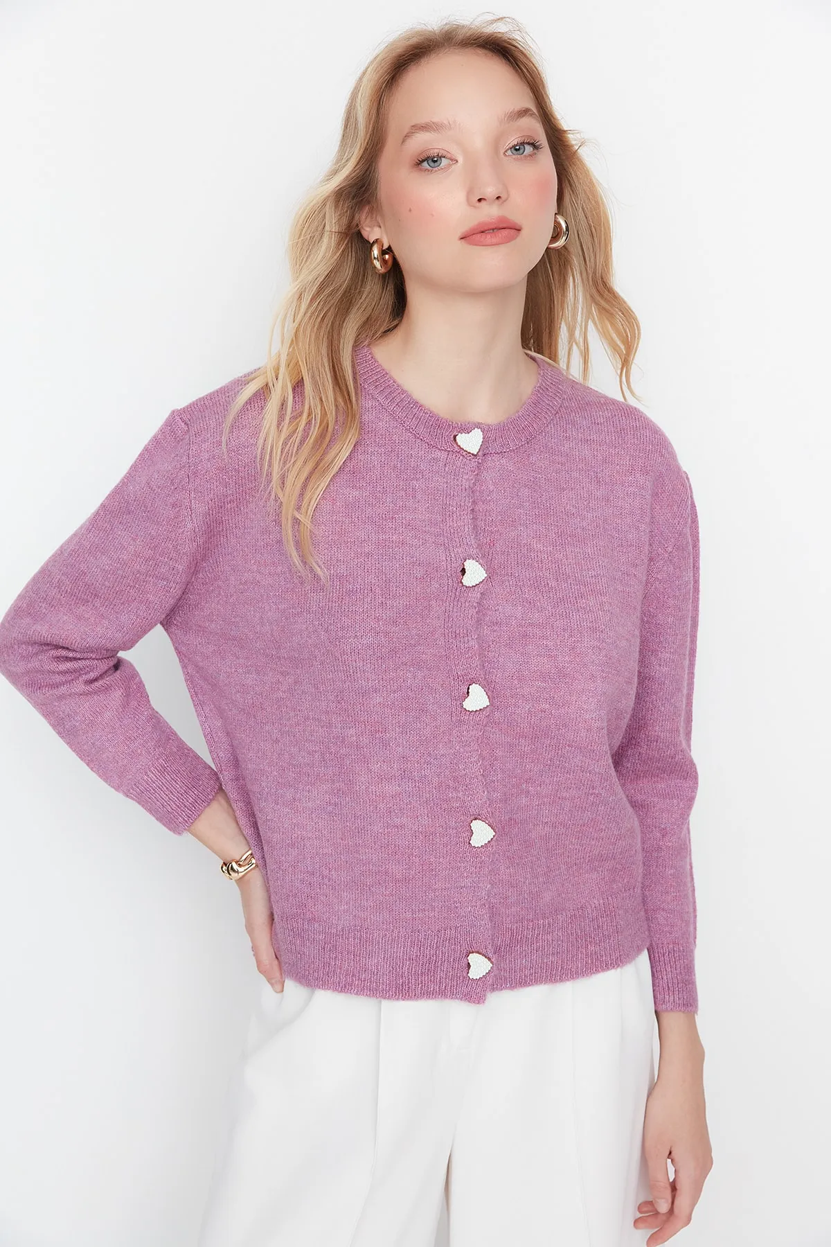 Trendyol Collection  Lilafarbener, weich strukturierter Strickcardigan mit Schmucksteinen und Knöpfen TWOAW22HI0044