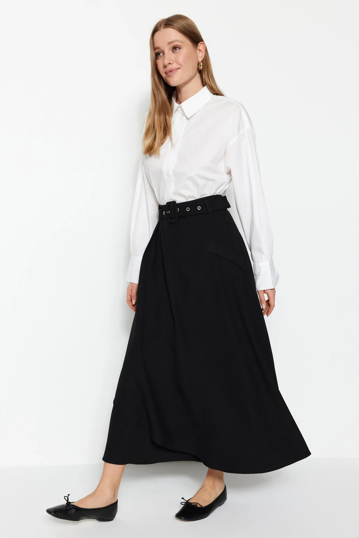 Trendyol Modest  Schwarzer zweireihiger gewebter Rock mit Gürtel TCTSS23EE00017