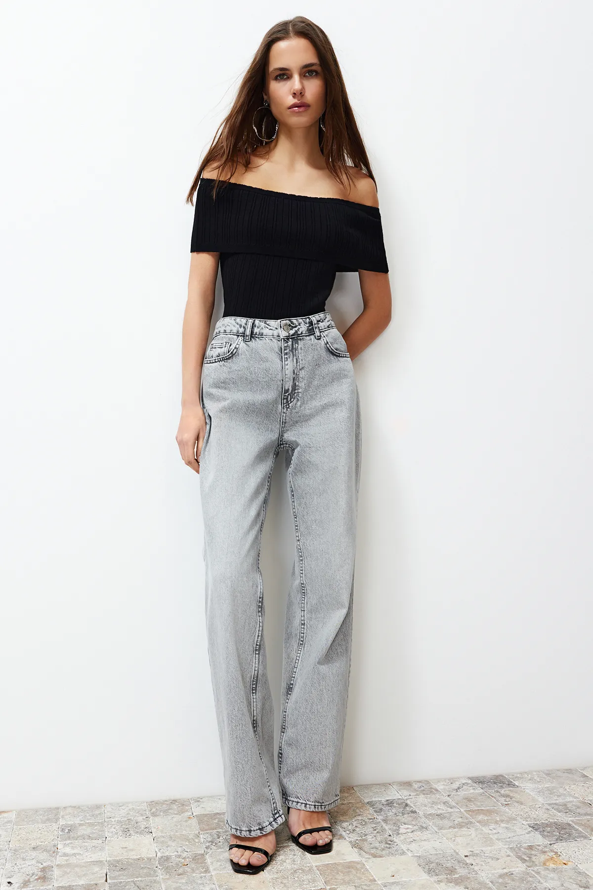Trendyol Collection  Graue Jeans mit niedriger Taille und weitem Bein TWOSS24JE00033