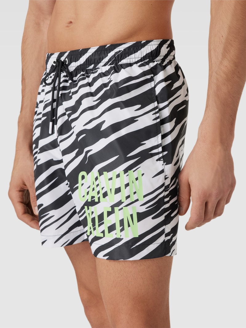 Badehose mit Label-Print Modell 'MEDIUM' in weiß