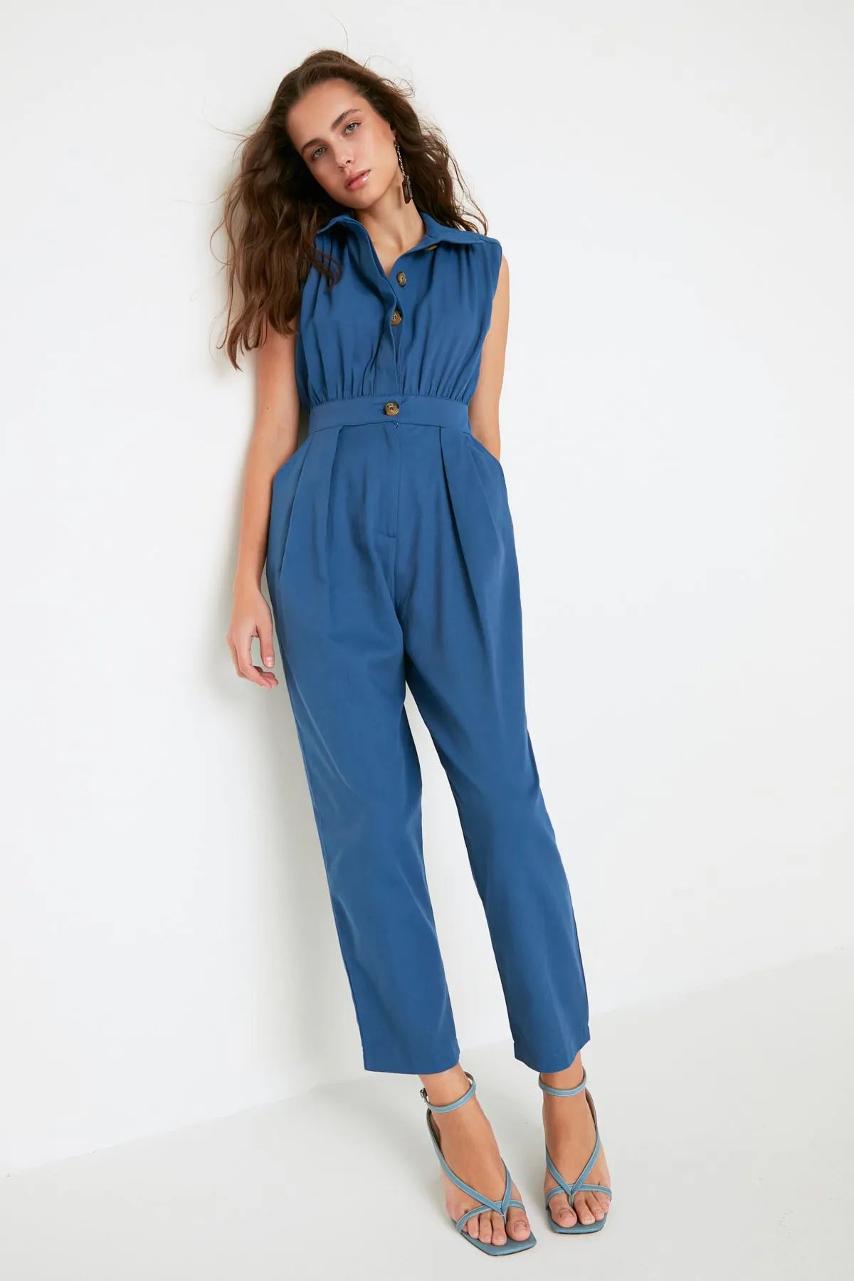 Trendyol Collection  Maxi-Weboverall mit Hemdkragen in Indigo TWOSS21TU0233
