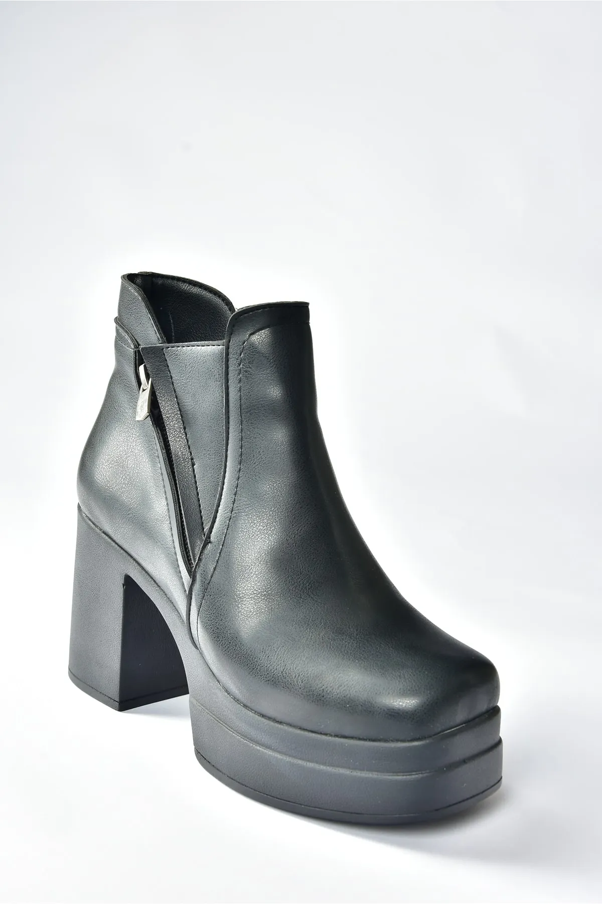 Fox Shoes  Schwarze Damenstiefel mit dicker Sohle N996640009