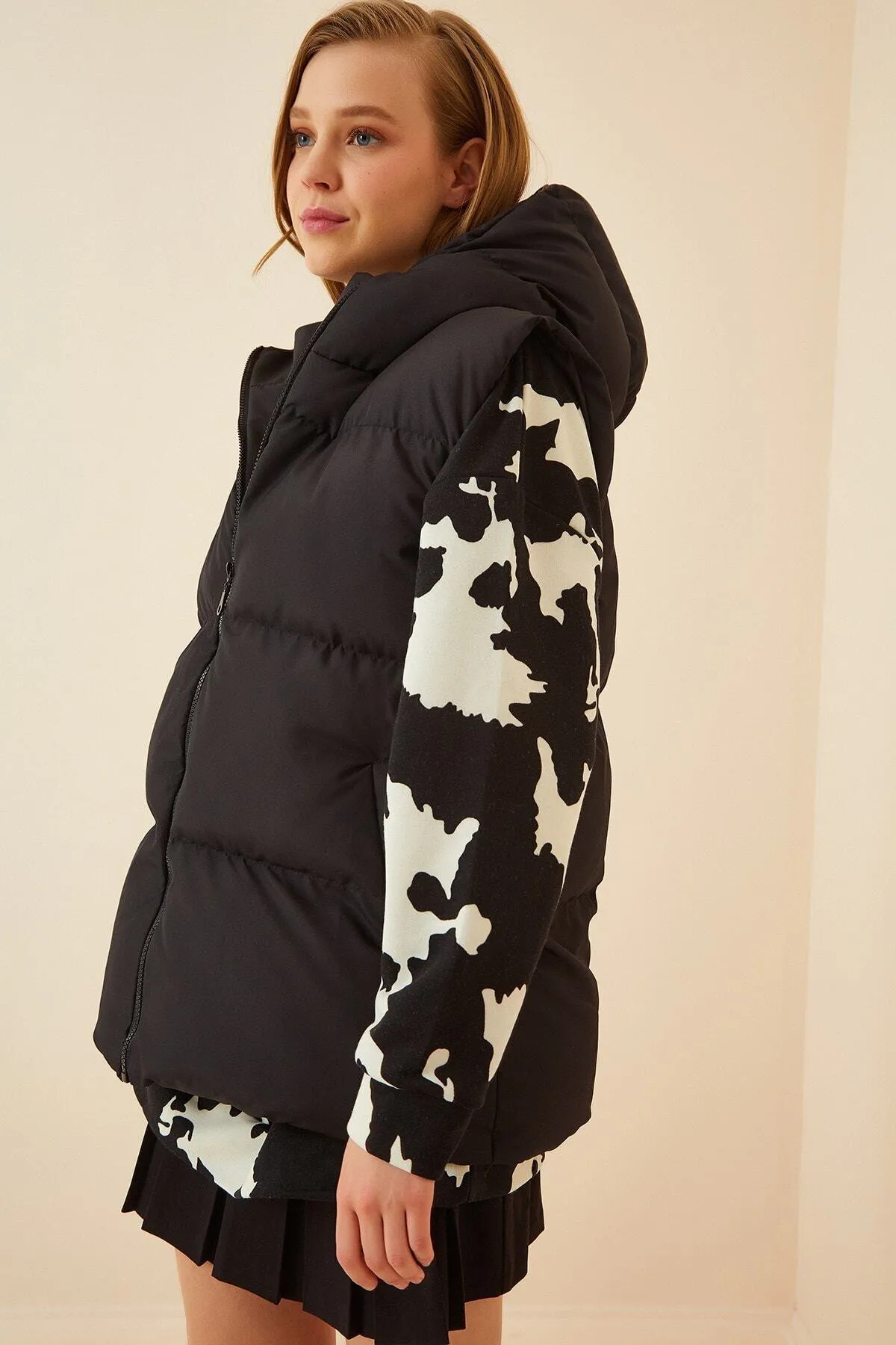 Happiness İstanbul  Schwarze, übergroße Pufferweste mit Kapuze für Damen MK00176