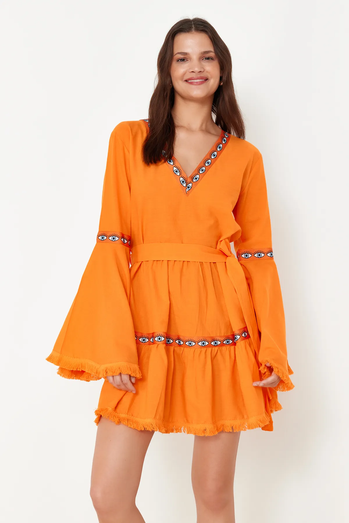 Trendyol Collection  Orangefarbenes Mini-Strandkleid mit gewebtem Volant und Gürtel TBESS21EL1253