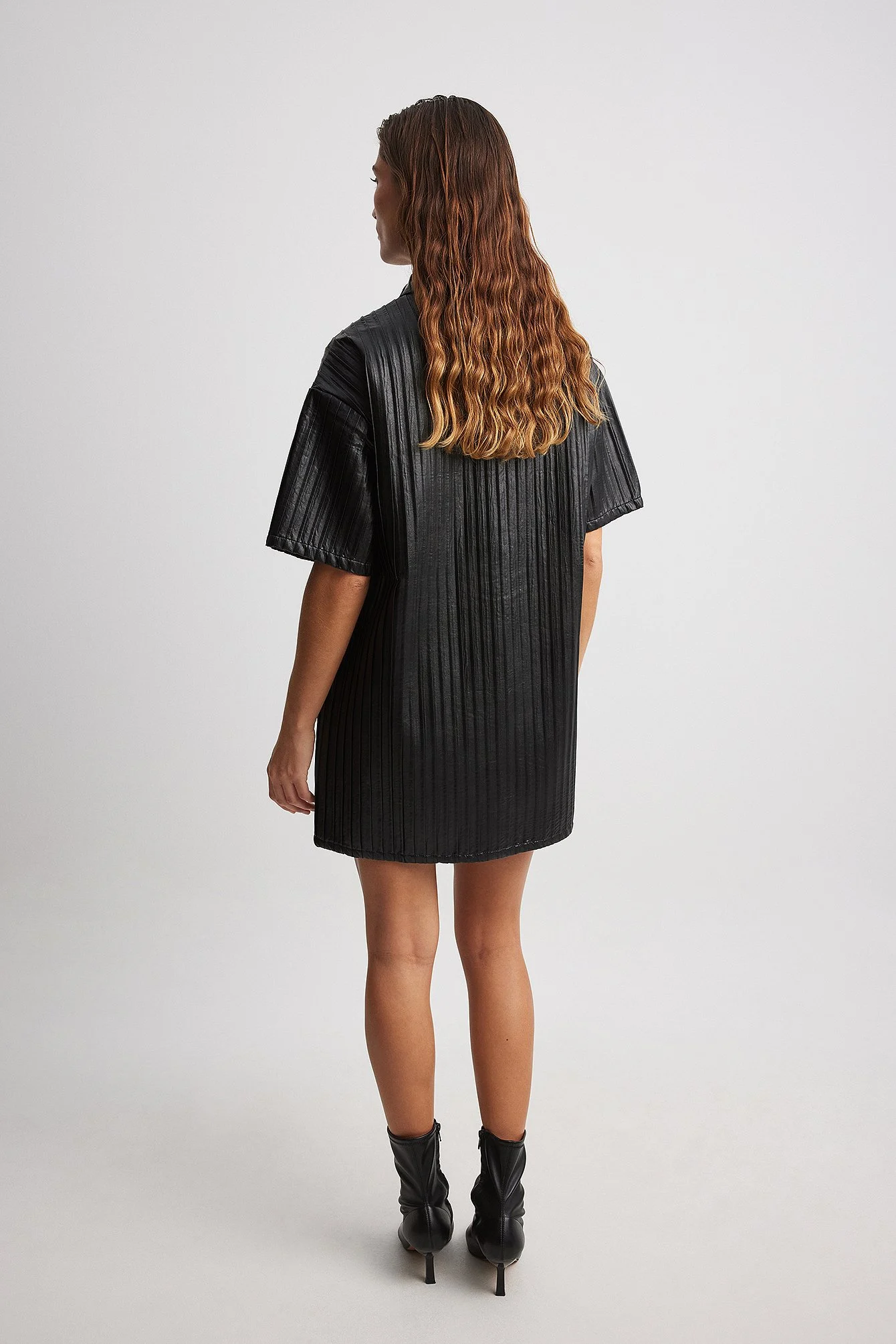 Plissiertes PU-Minikleid