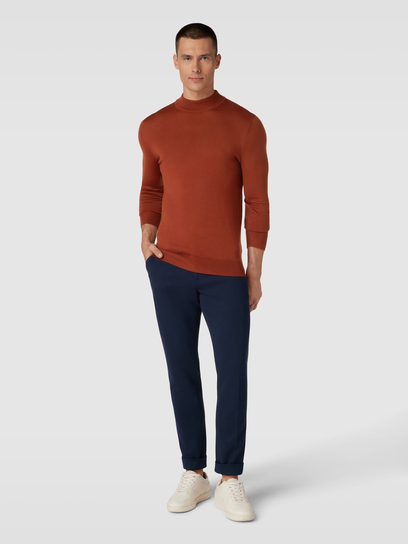 Strickpullover mit Rollkragen in terrakotta
