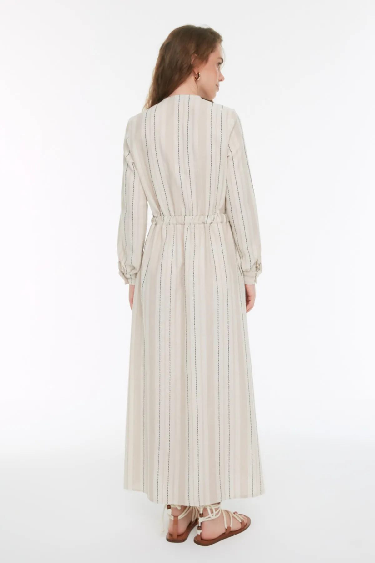 Trendyol Modest  Beiges gestreiftes Kleid aus Leinenmischung mit Knopfleiste und elastischer Taille TCTSS22EB0236