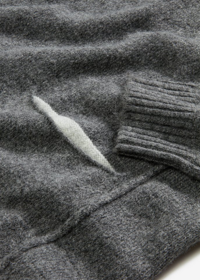 Strickkleid mit Tasche und recyceltem Polyester
