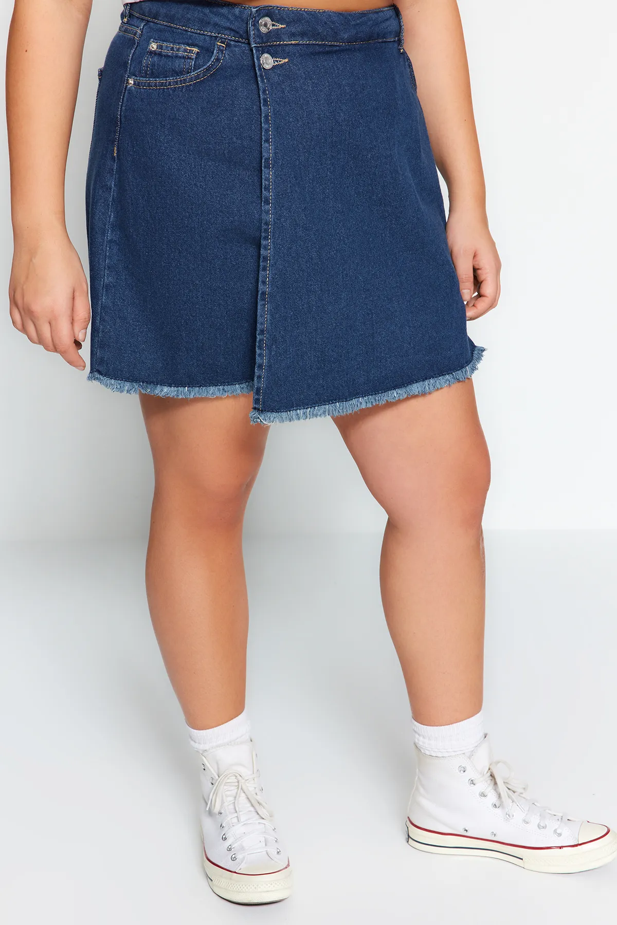 Trendyol Curve  Dunkelblauer Shorts-Rock mit hohem Taillensaum und Quasten TBBSS23AP00008