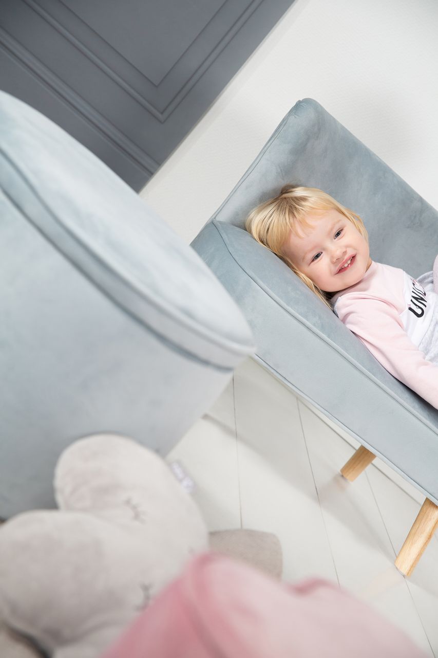 Roba Kindersofa „Lil Sofa“, bequeme Kindercouch mit stabilen Holzfüßen und Samtstoff in Sky/Hellblau
