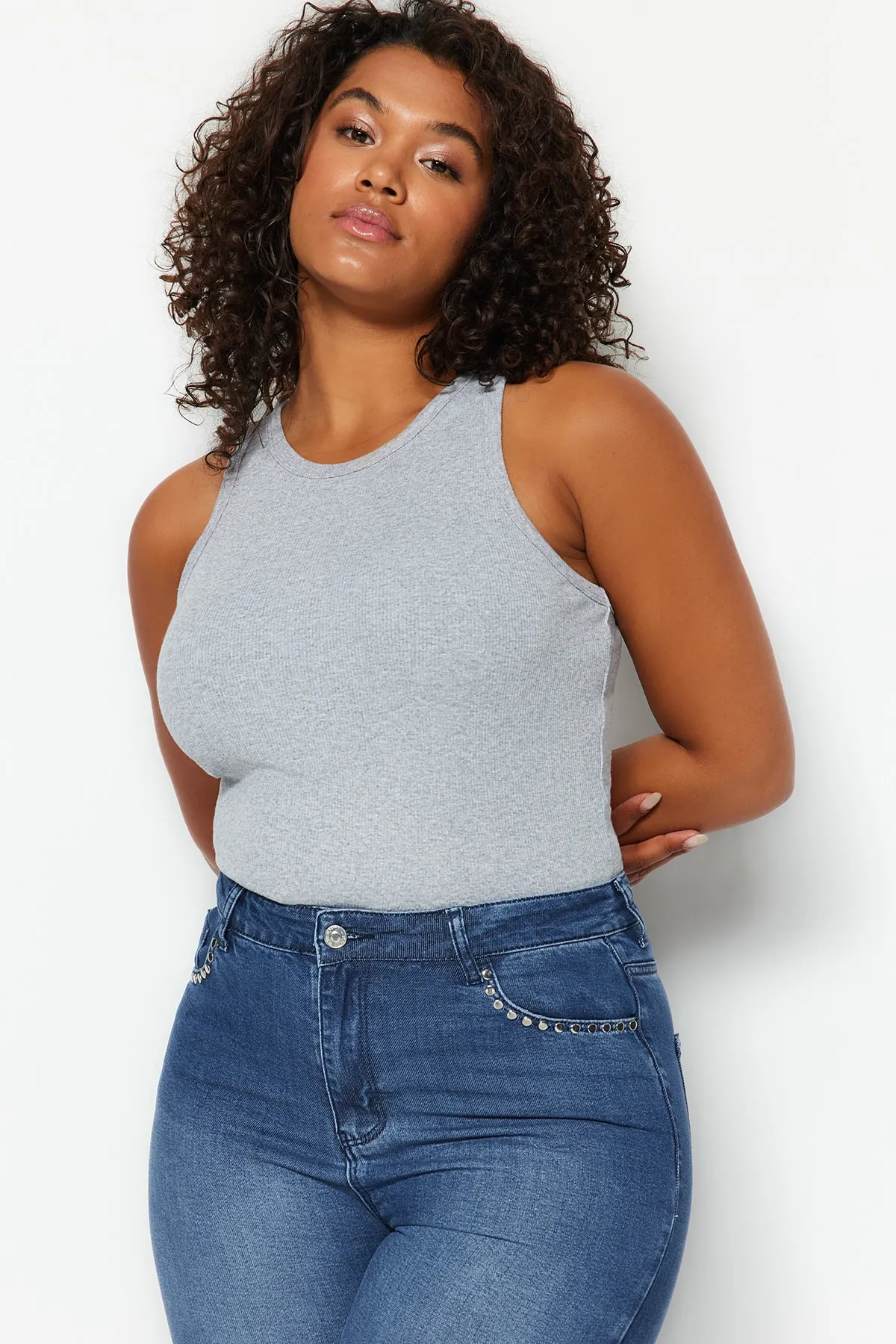 Trendyol Curve  Basic-Strick-Tanktop in Grau-Melange mit Neckholder-Kragen TBBSS23CV00001