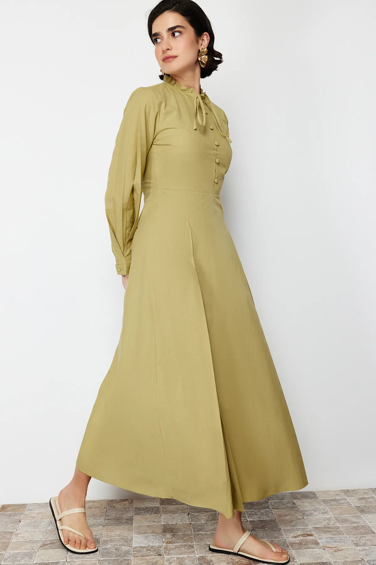 Trendyol Modest  Khakifarbenes Kleid aus Baumwollgewebe mit ausgestelltem Rock TCTSS24EB00149