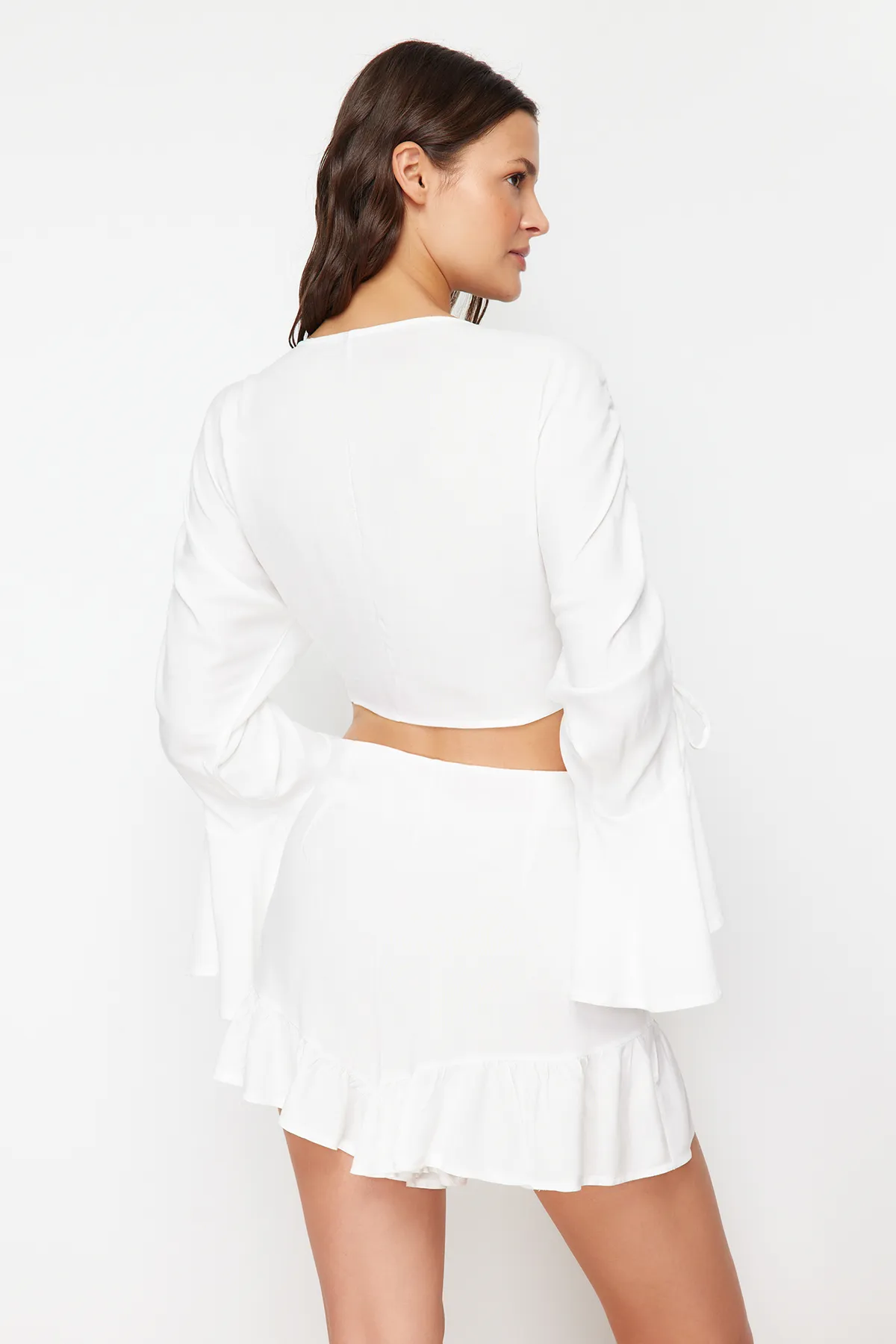 Trendyol Collection  Ecrufarbenes Set aus gewebter Bluse und Shorts mit Rüschen TBESS23AU00128