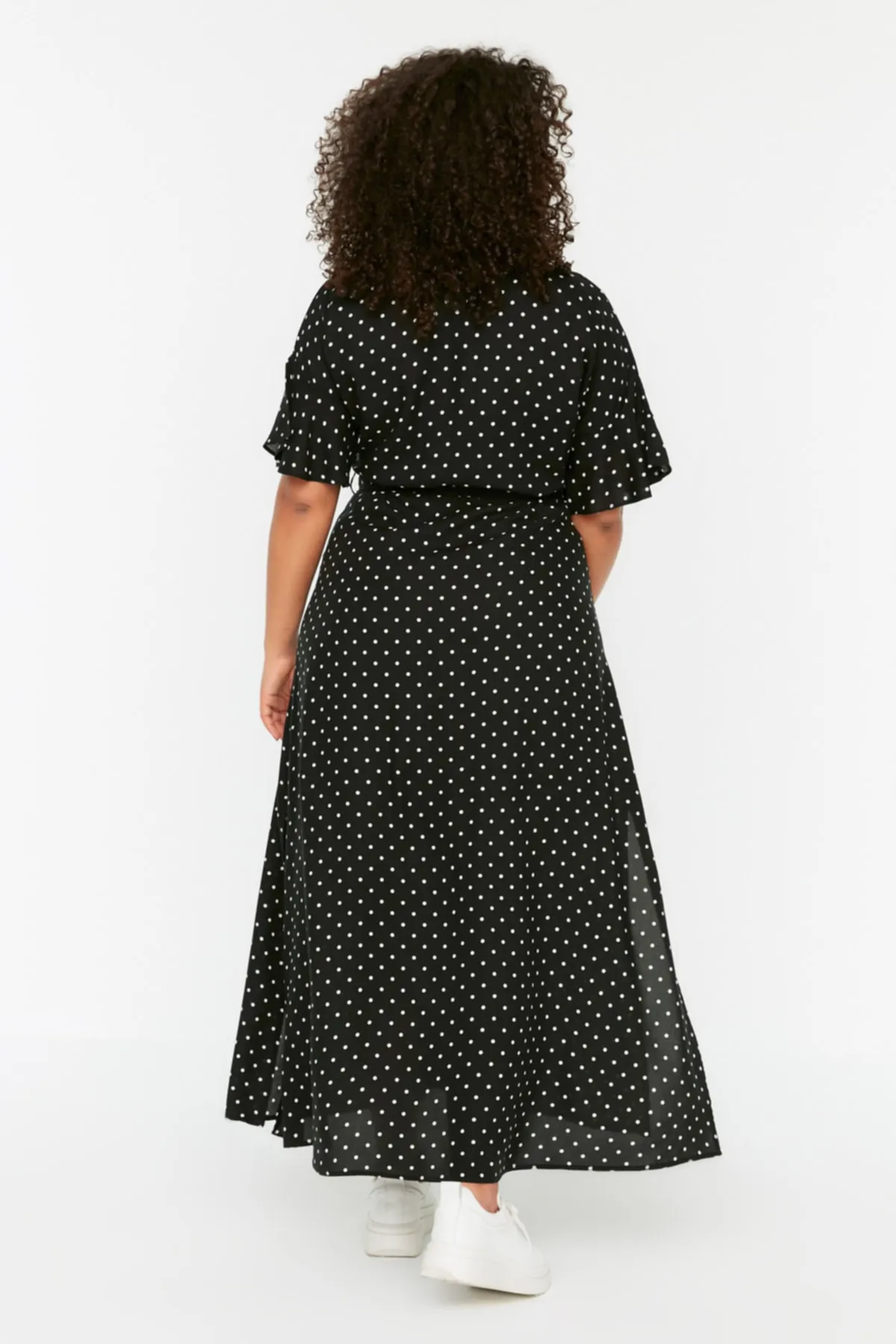 Trendyol Curve  Schwarzes gewebtes Kleid mit Polka Dot-Gürtel TBBSS22EL1596
