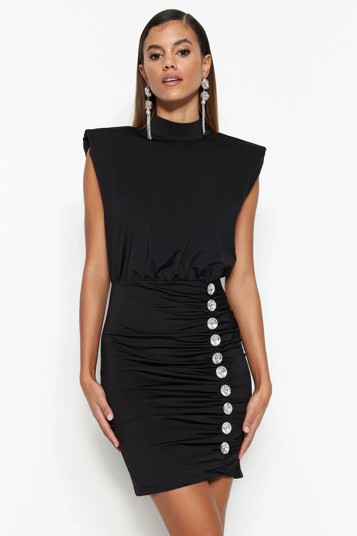 Trendyol Collection  Schwarzes, tailliertes, elegantes Abendkleid aus Satin mit glänzendem Steinstrick TPRSS23EL00175