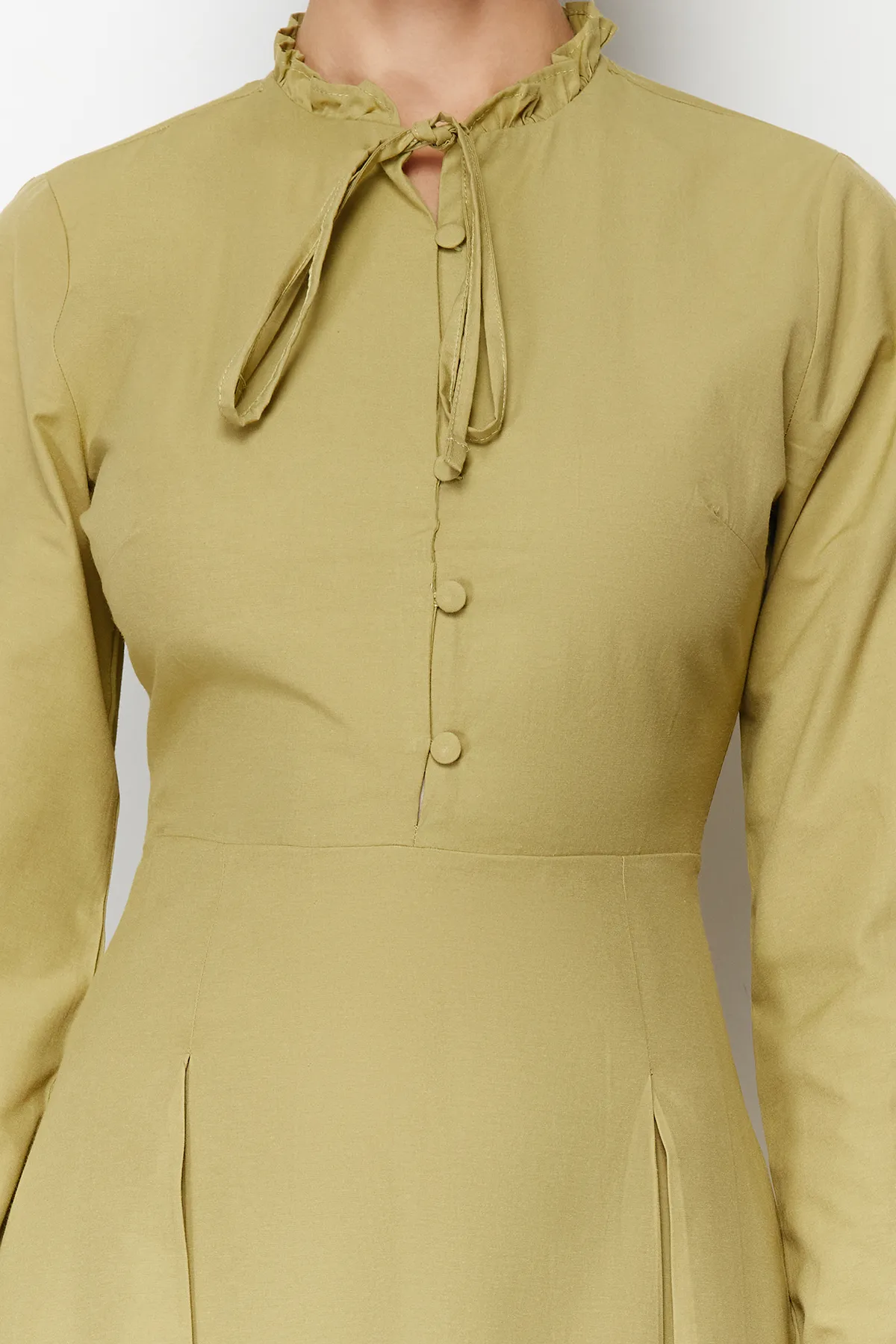 Trendyol Modest  Khakifarbenes Kleid aus Baumwollgewebe mit ausgestelltem Rock TCTSS24EB00149