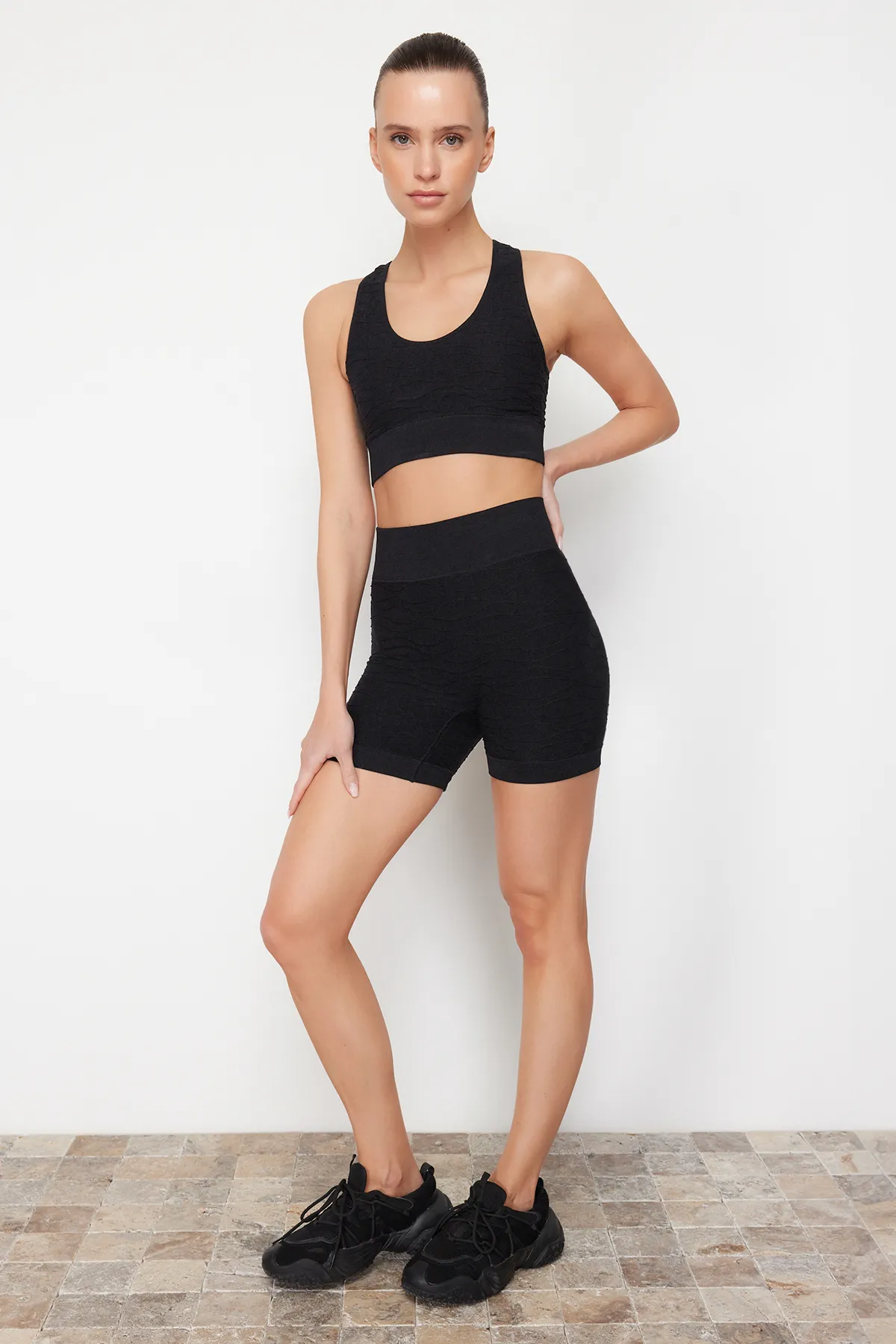 Trendyol Collection  Schwarze nahtlose/nahtlos strukturierte, selbstgemusterte gestrickte Sportshorts/kurze Leggings THMSS24TY00044