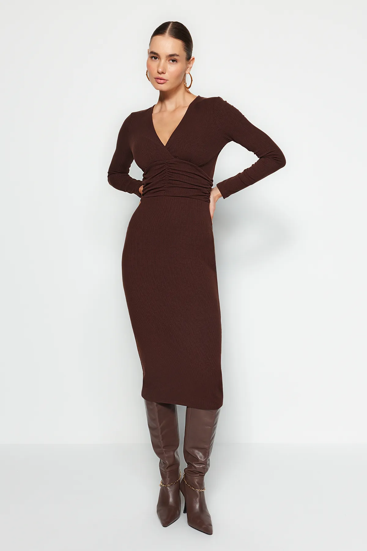 Trendyol Collection  Braunes Maxi-Strickkleid aus strukturiertem Stoff mit V-Ausschnitt und Taillendetail TWOAW24EL00791