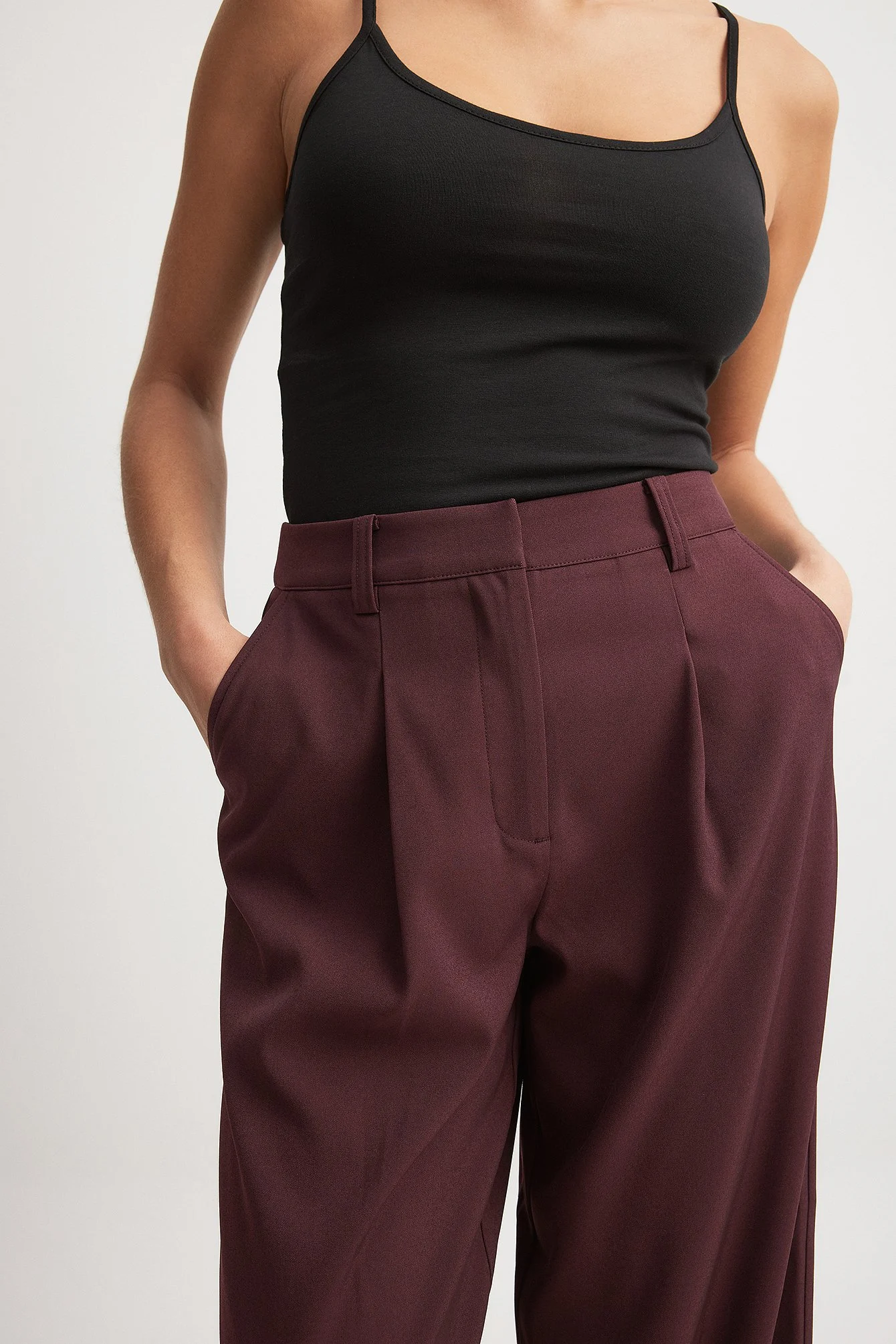 Spitz zulaufende Anzughose mit hoher Taille