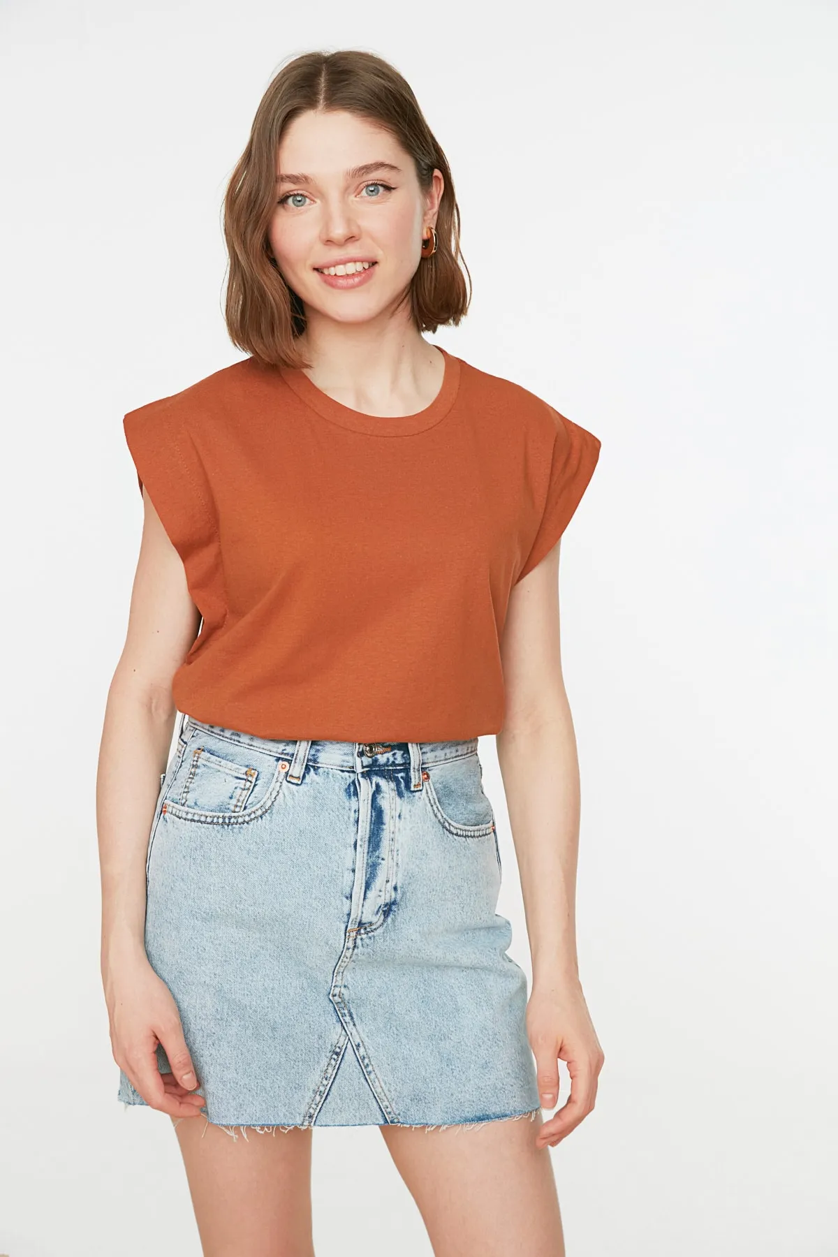 Trendyol Collection  Zimtfarbenes Basic-Strick-T-Shirt mit Rundhalsausschnitt aus 100 % Baumwollwatte TWOSS20TS0021