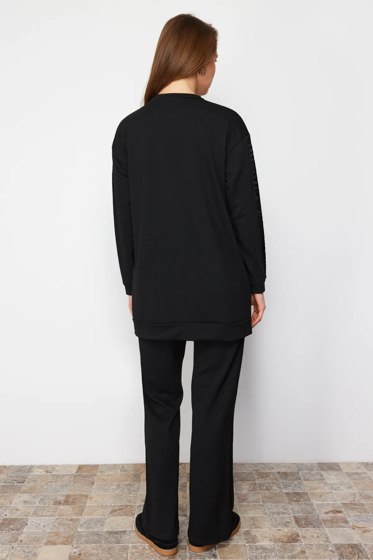 Trendyol Modest  Schwarz gestreiftes, detailliertes Strick-Trainingsanzug-Set TCTAW23EN00049