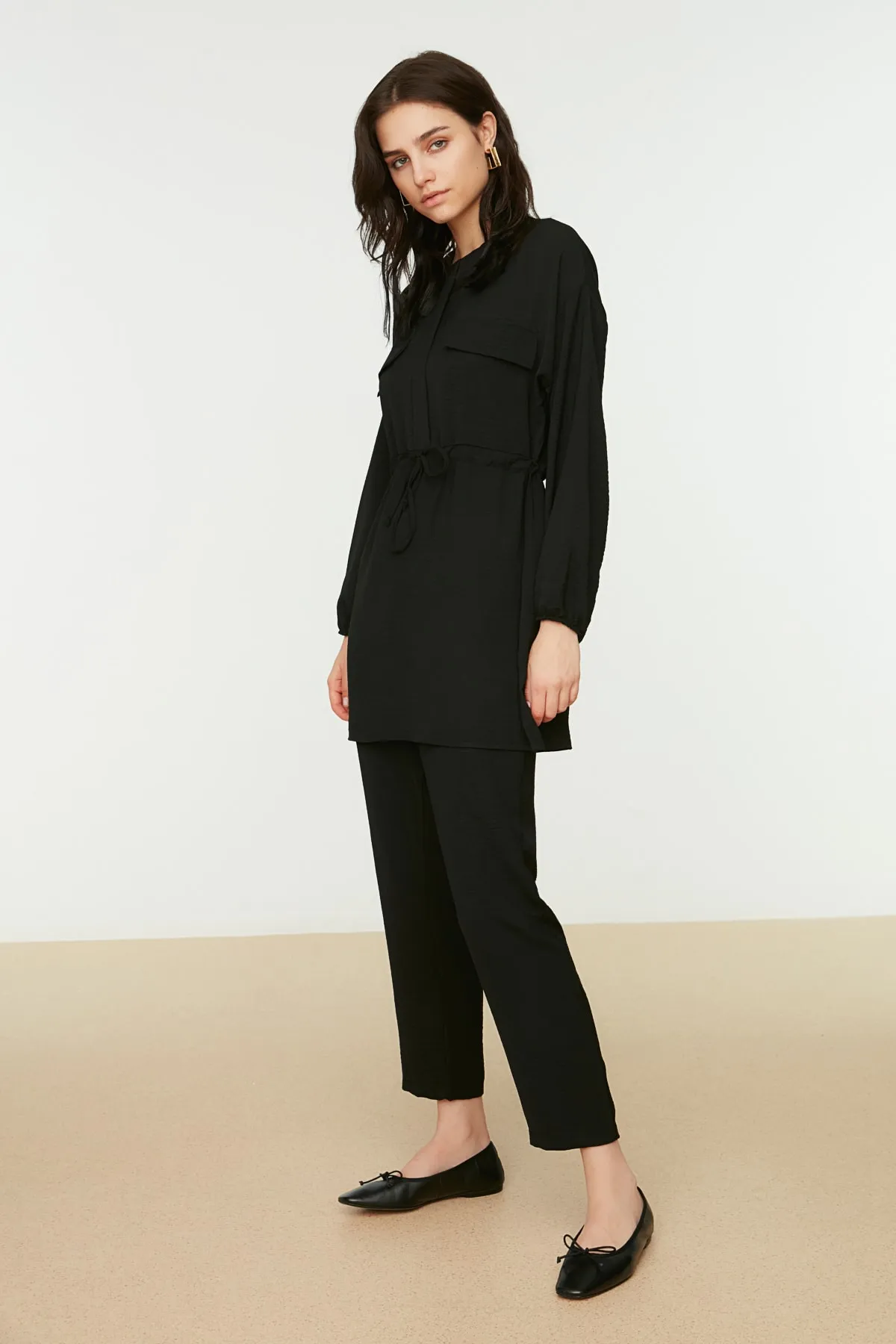 Trendyol Modest  Schwarzes Aerobin-Hemd-Hosen-Set mit Krawatte und Taillentasche TCTSS21AU0238