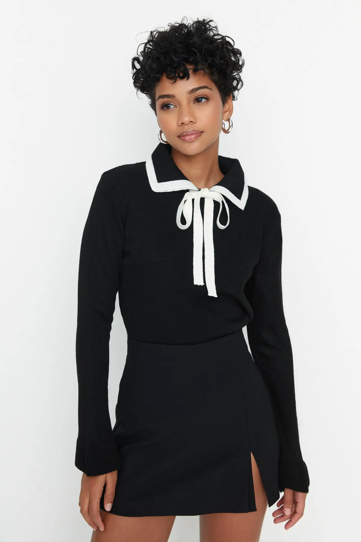 Trendyol Collection  Schwarzer Strickpullover mit Farbblockdesign TWOAW23KZ0039