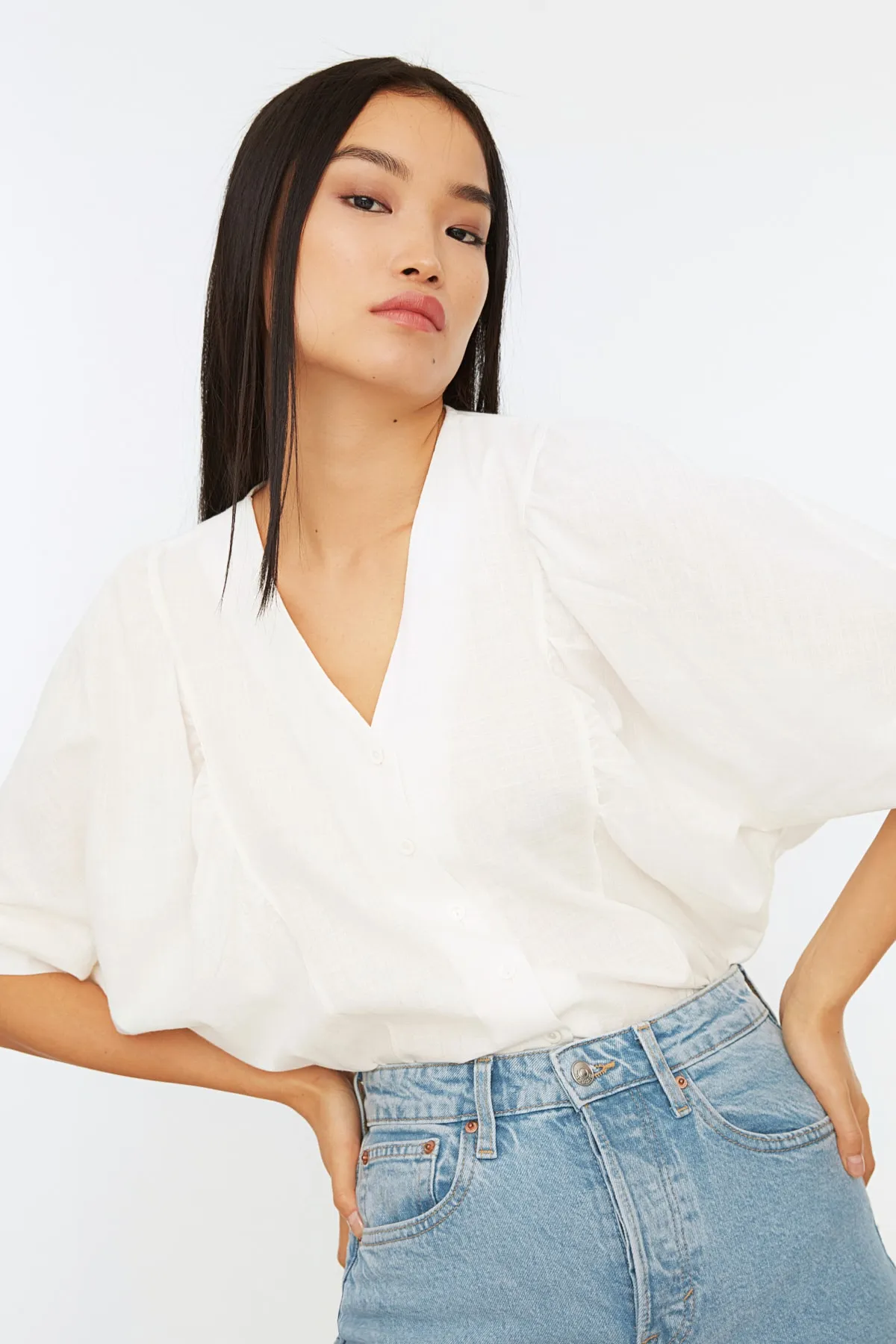 Trendyol Collection  Weißes gewebtes Hemd mit Fledermausärmeln - Regular Fit TWOSS20GO0076