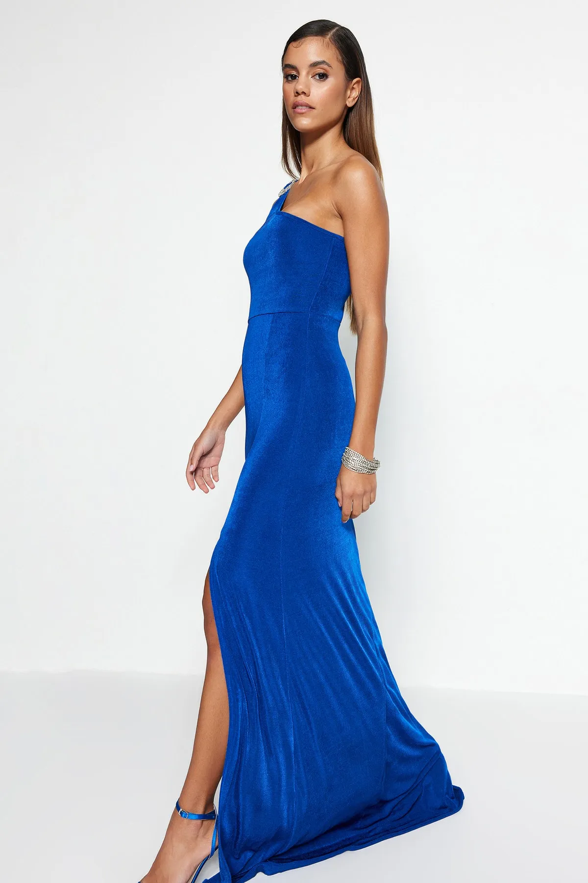 Trendyol Collection  Saks – Langes Abendkleid mit Glitzer-Strick und Accessoires TPRSS23AE00014