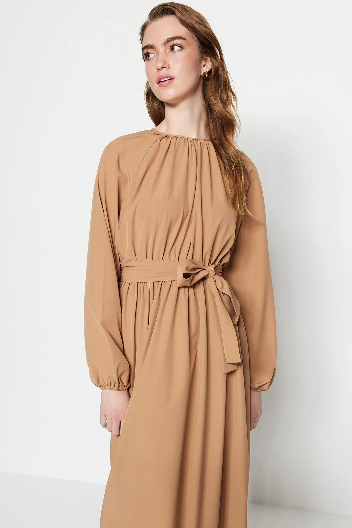 Trendyol Modest  Kamelfarbenes, gewebtes Kleid aus Fallschirmstoff mit Gürtel und Raffung in weiter Passform TCTSS23EB00253