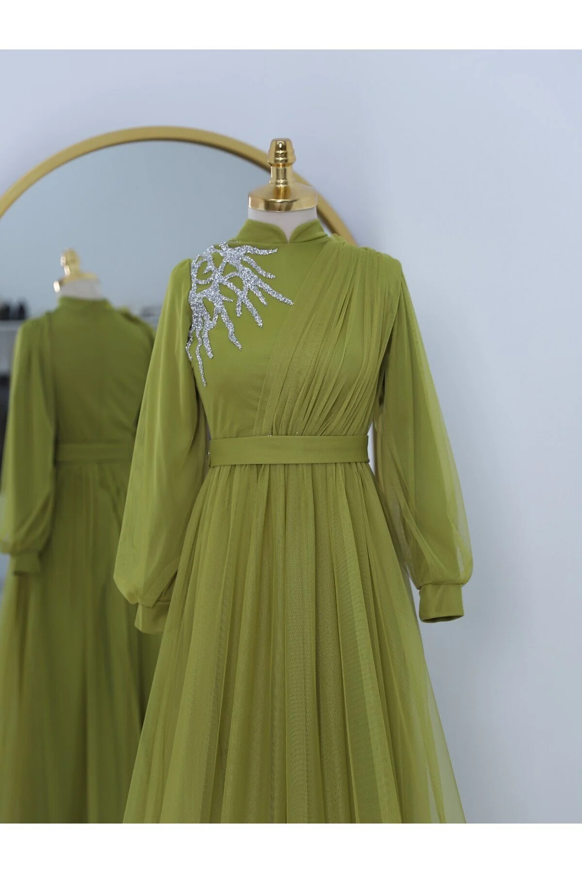 Modamorfo  Drapiertes Tüll-Abendkleid mit Gürtel und Steindetail auf der Vorderseite