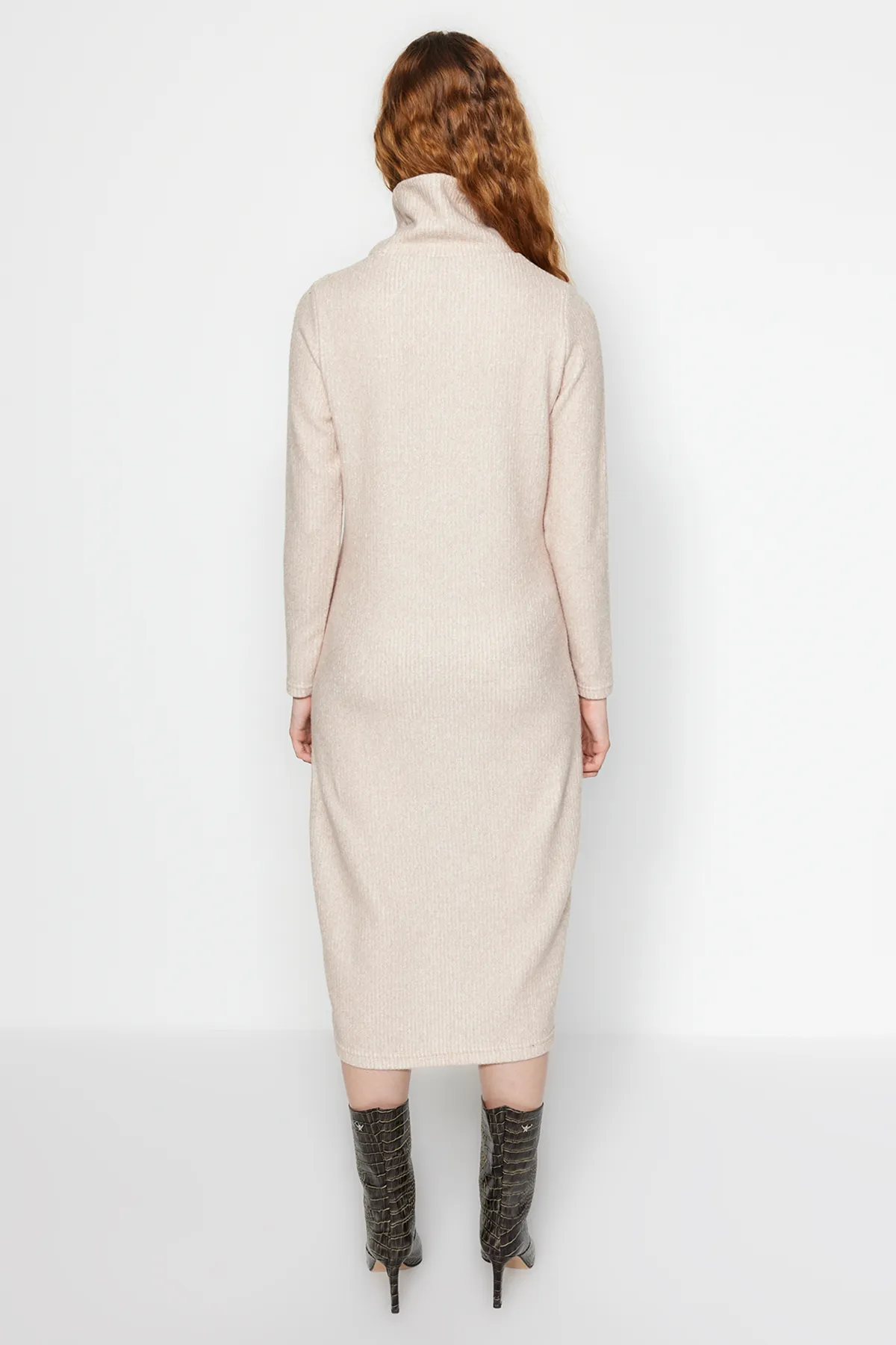 Trendyol Collection  Beigefarbenes, geripptes, flexibles Shift-/gerades Maxi-Strickkleid mit Rollkragen TWOAW24EL00621