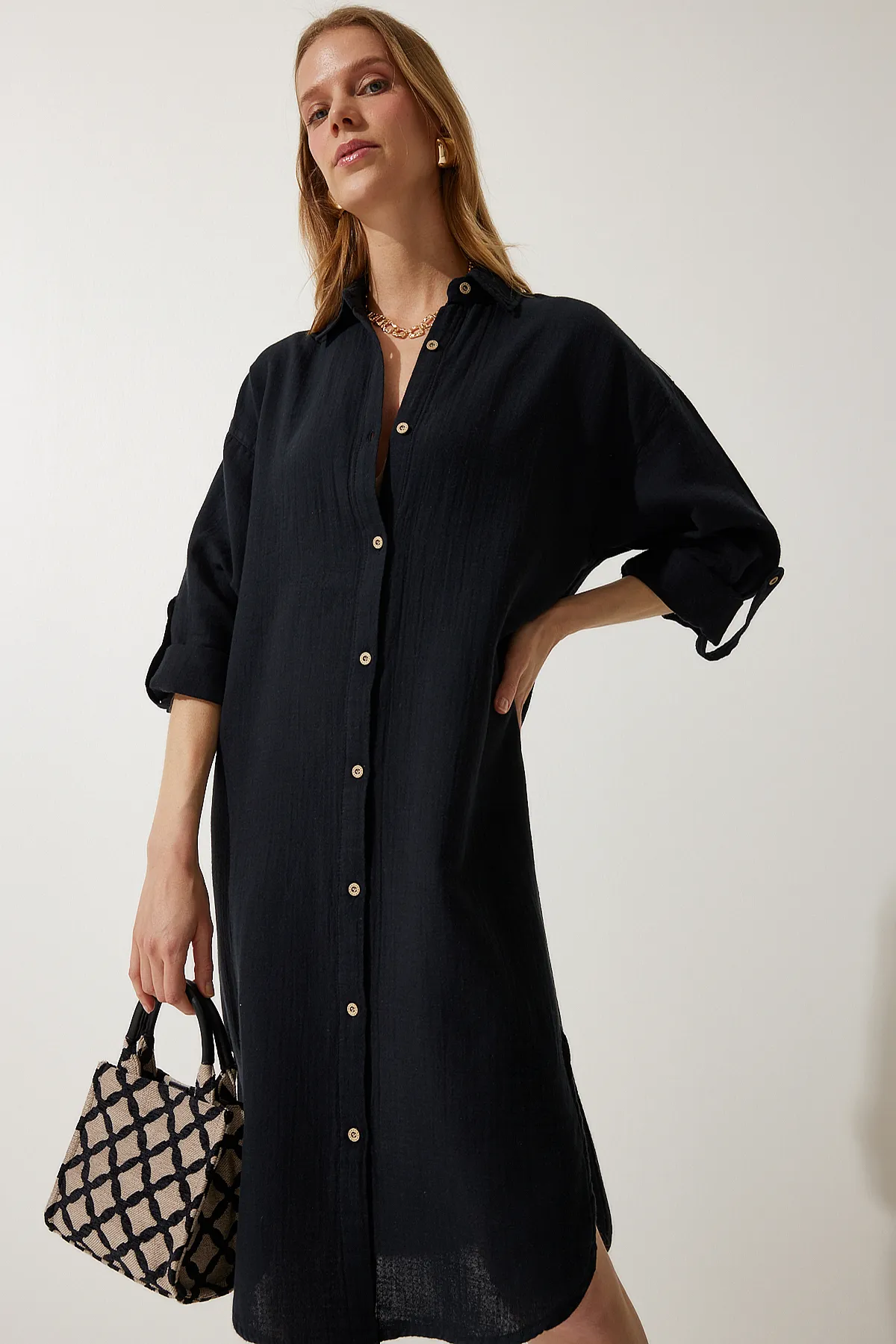 Happiness İstanbul  Schwarzes Oversize-Hemdkleid aus Musselin für Damen SA00021