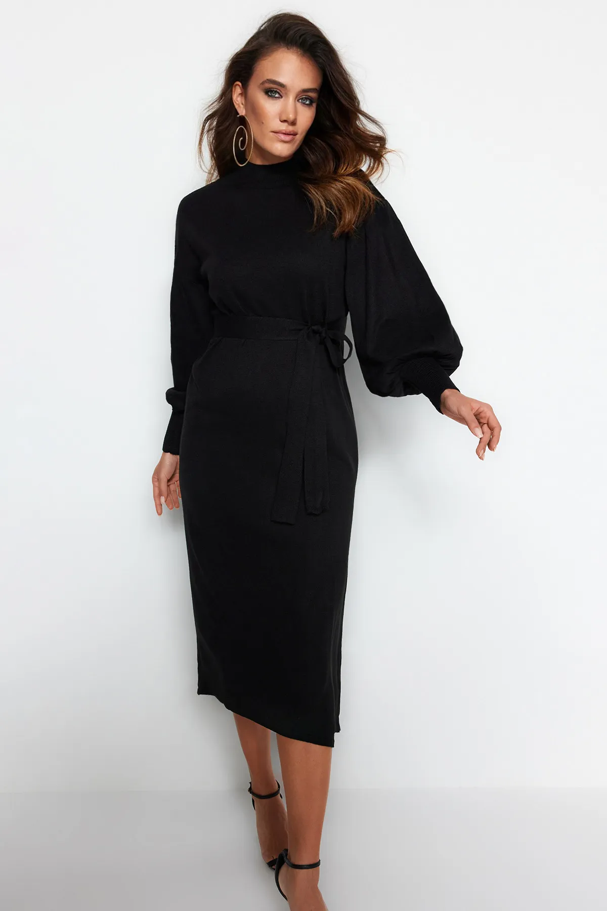 Trendyol Modest  Schwarzes Strickkleid mit halbem Rollkragen und Gürtel TCTAW24EB00023