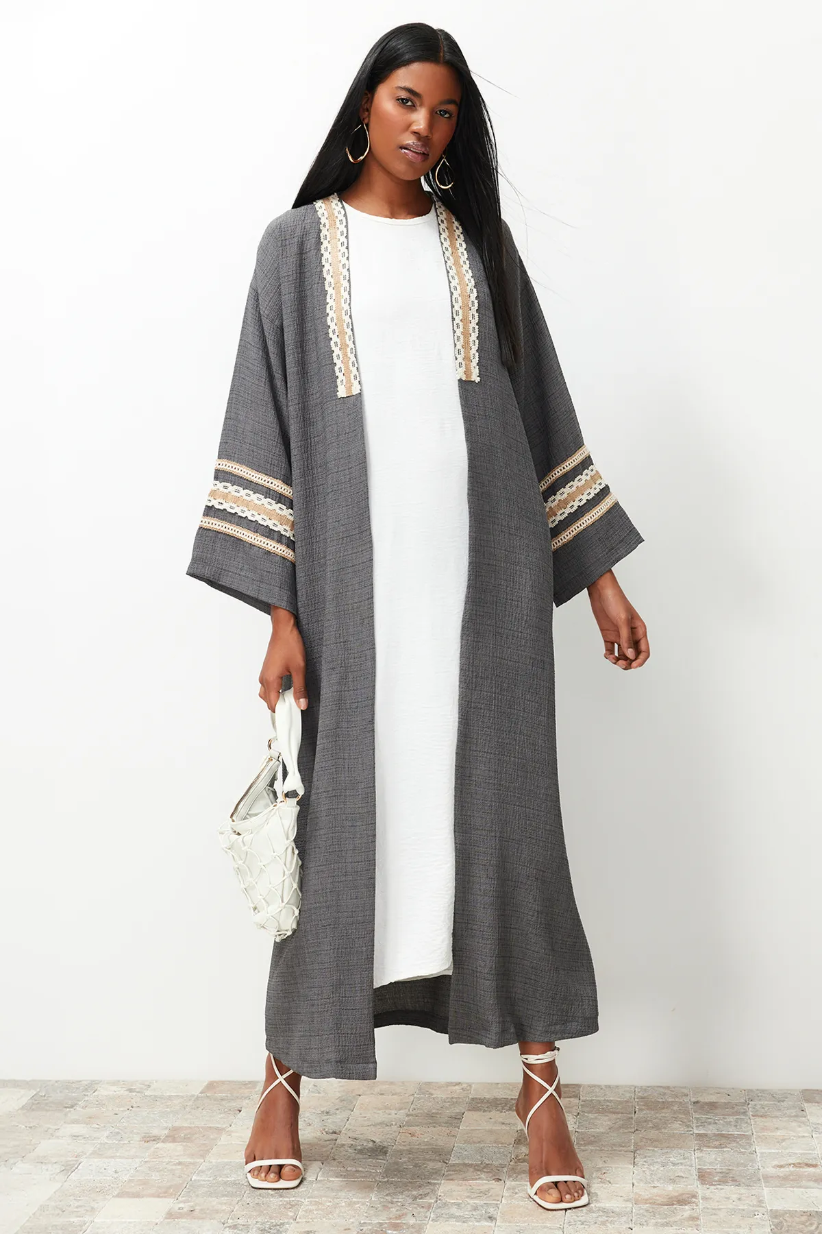Trendyol Modest  Anthrazitfarbener, lang gewebter Kimono & Kaftan & Abaya mit Brode-Details TCTSS24KF00006