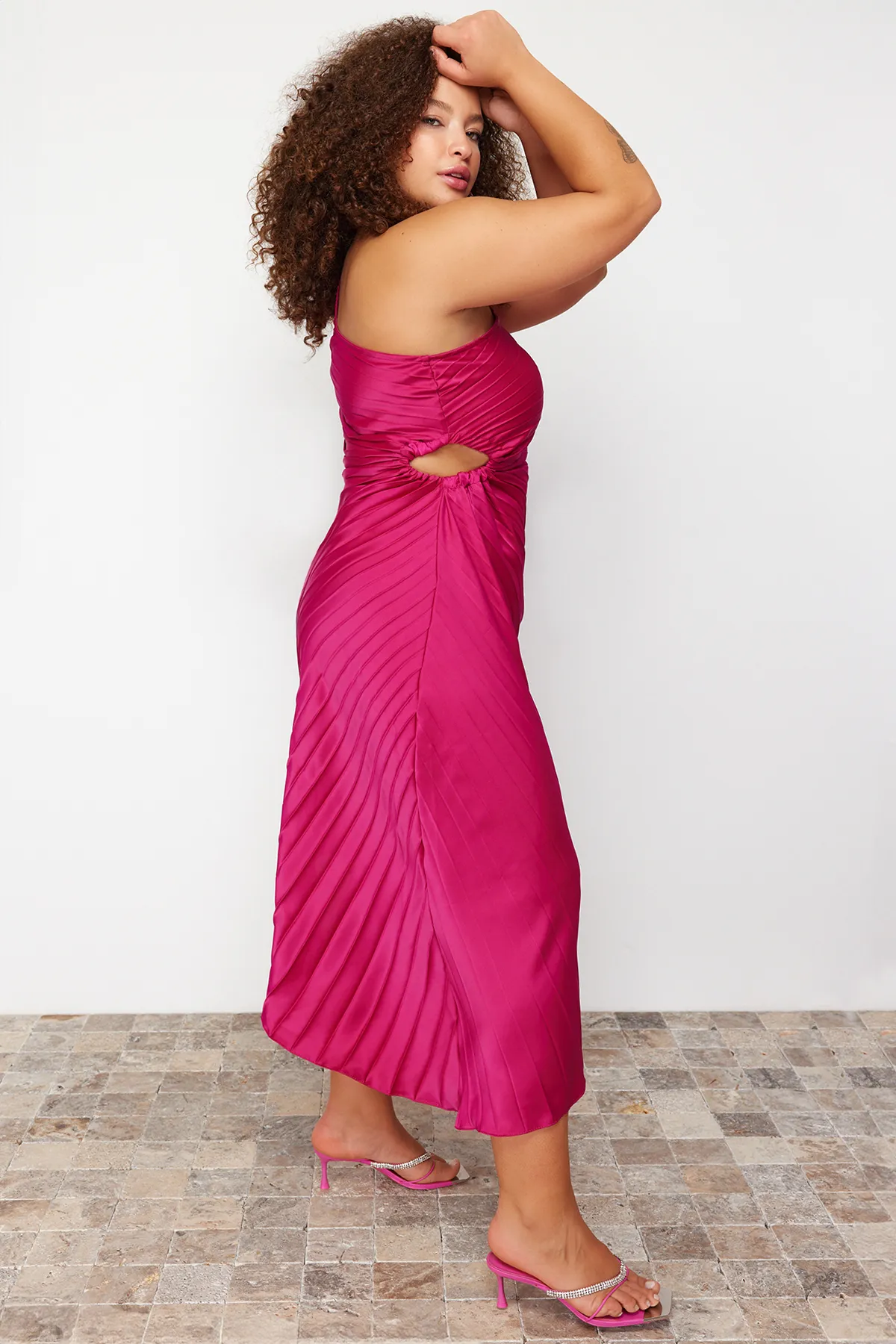 Trendyol Curve  Fuchsiafarbenes, plissiertes, gewebtes Kleid mit asymmetrischem Schnitt TBSSS24AH00155