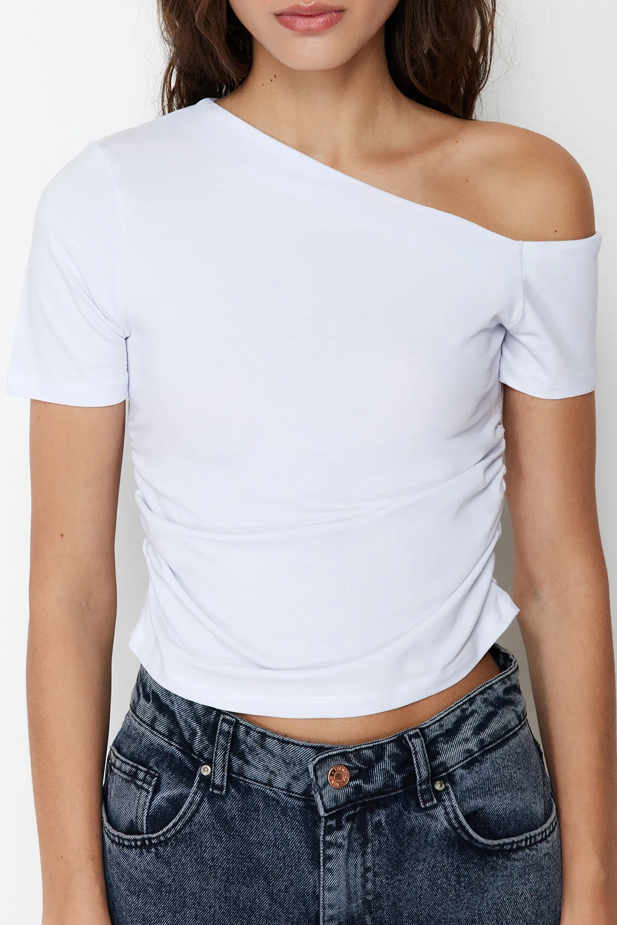 Trendyol Collection  Weiße, geraffte, dehnbare Strickbluse mit asymmetrischem Kragen TWOSS24BZ00073