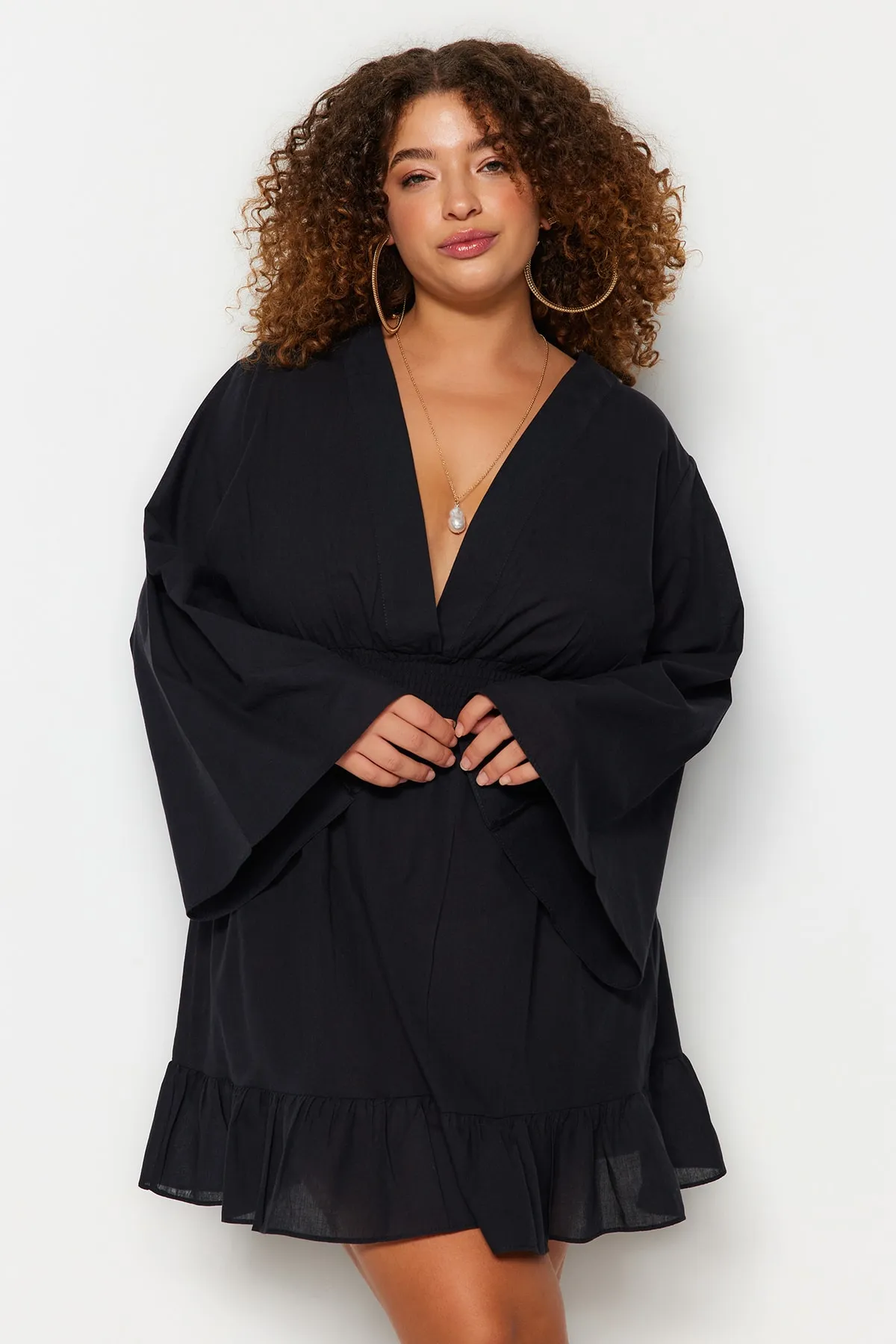 Trendyol Curve  Schwarzes zweireihiges Strandkleid mit gewebtem Kragen TBBSS23AH00164