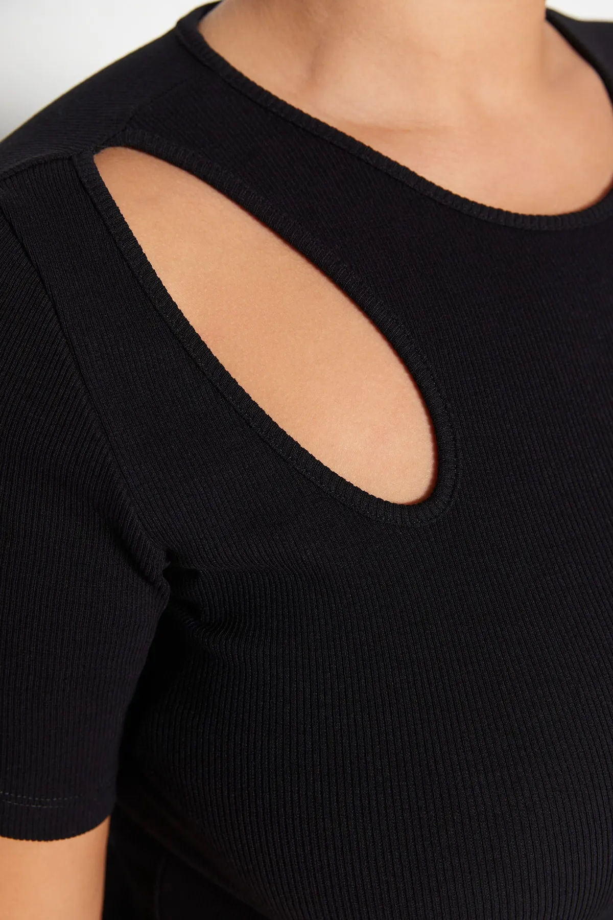 Trendyol Curve  Schwarzes, schnurgebundenes Strickkleid mit Ausschnitten und Schlitzen TBSSS23AH00250