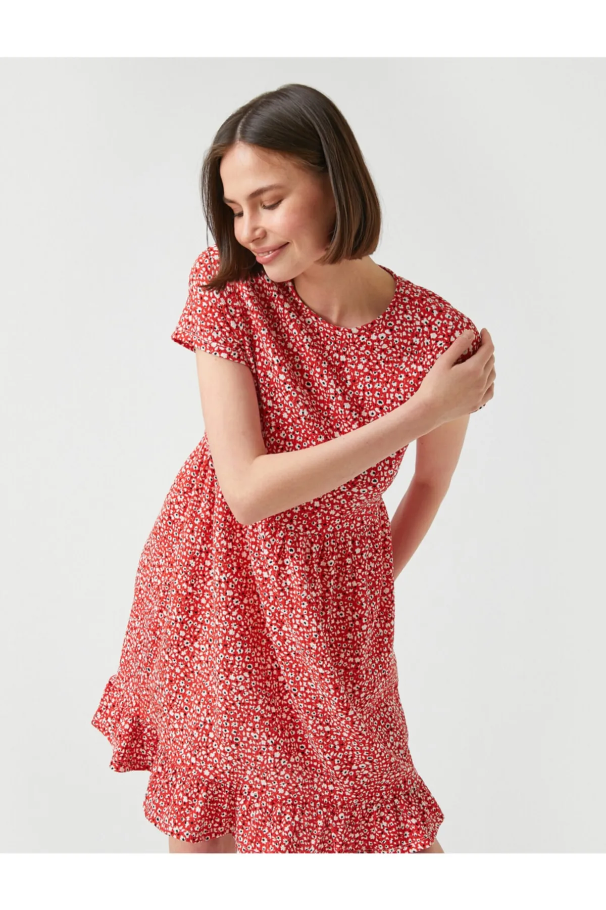 Koton  Gemustertes Rüschenkleid mit kurzen Ärmeln