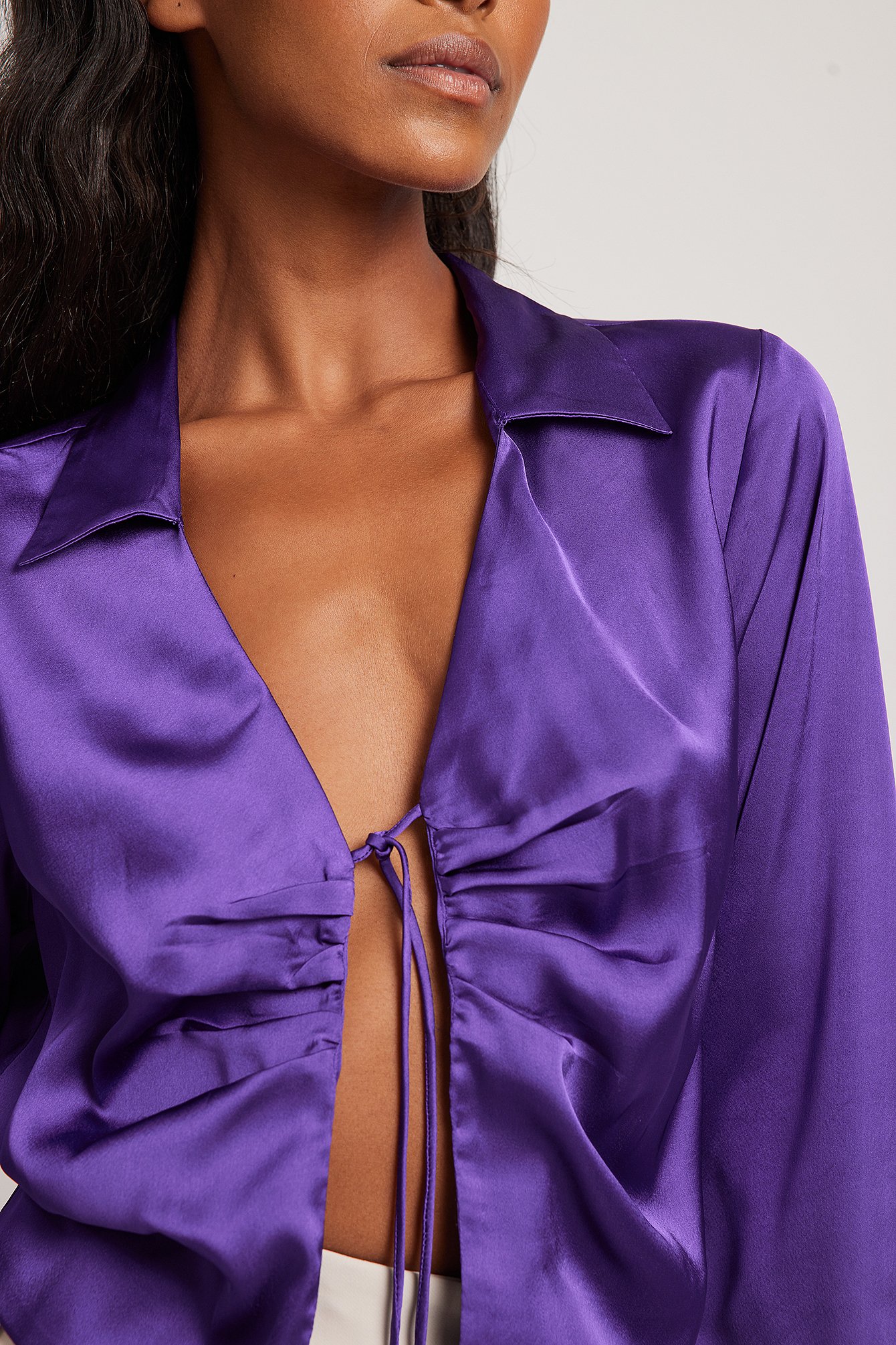 Langärmlige Satin-Bluse mit Schnürung vorne