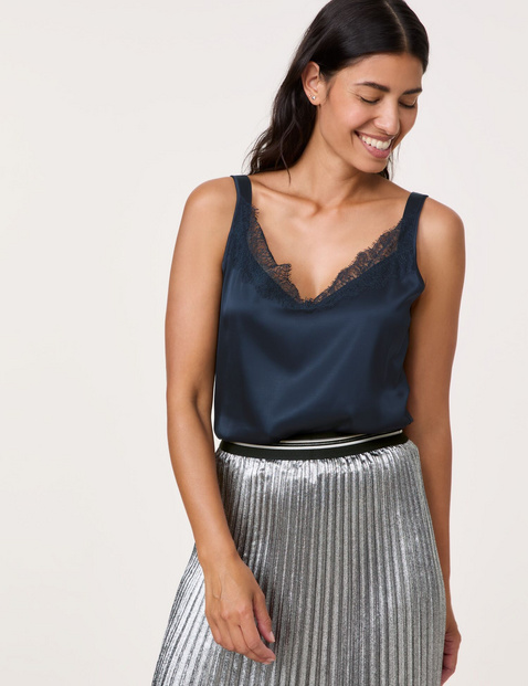 Top mit Material-Patch und Spitzenbesatz