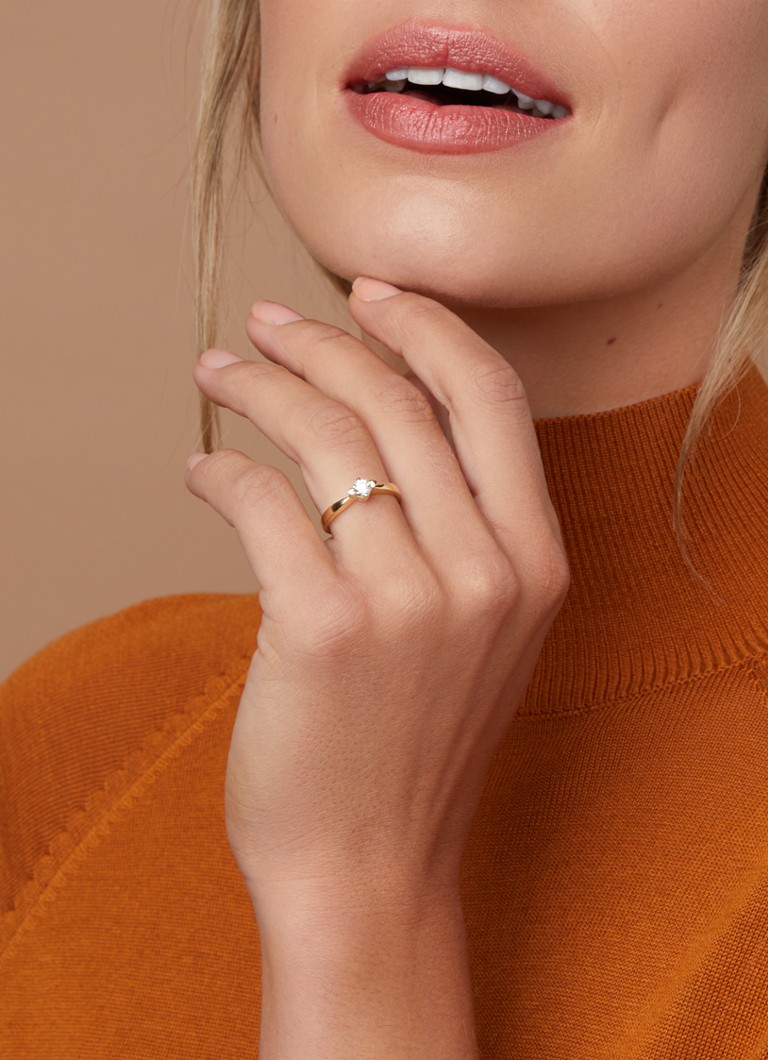 Inel cu vârf de diamant din aur galben, diamant de 0.26 ct, motiv cu inimioare și săgeți.