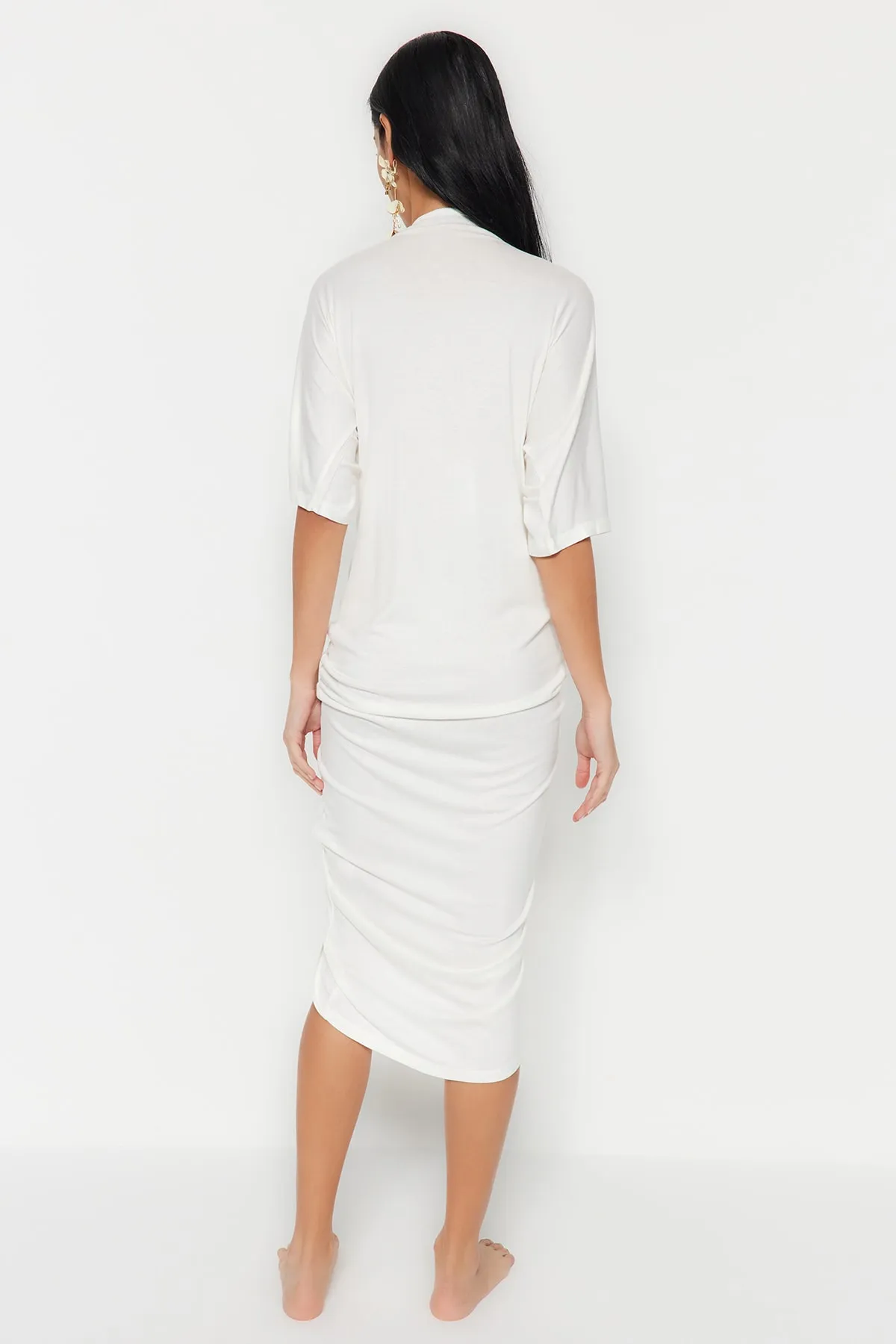 Trendyol Collection  Ecrufarbenes Midi-Strick-Strandkleid mit Raffung TBESS23EL00233