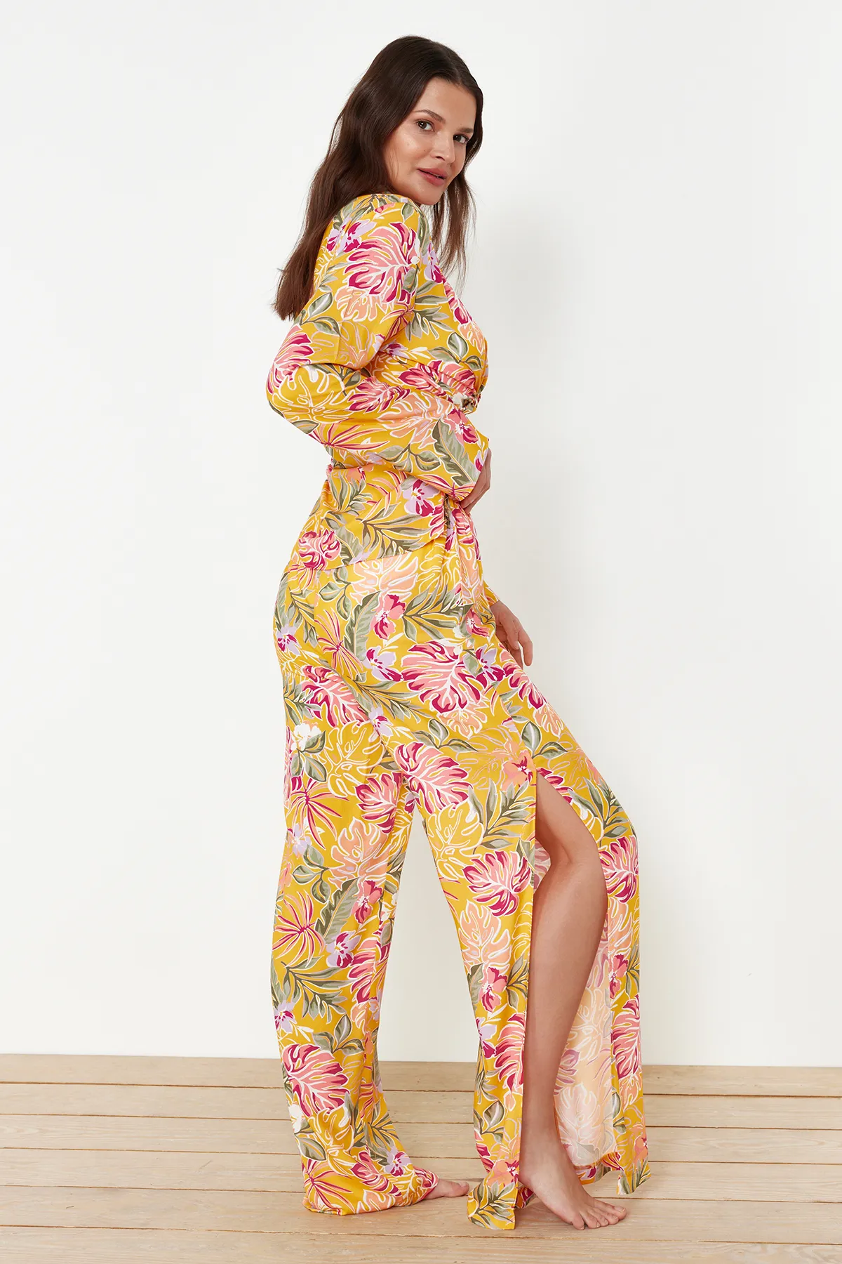 Trendyol Collection  Gewebtes Hemd-Hosen-Set mit Blumenmuster TBESS24AU00003