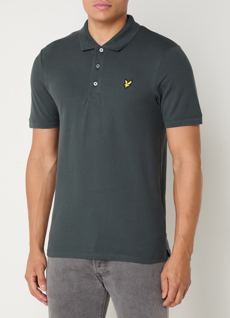 Polo Lyle & Scott de corte regular, confeccionada em algodão piqué com bordado do logotipo.
