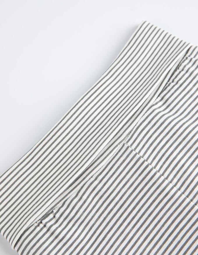 Set aus Langarmbody, Hose, T-Shirt, Strampler und Lätzchen - Allover-Print
