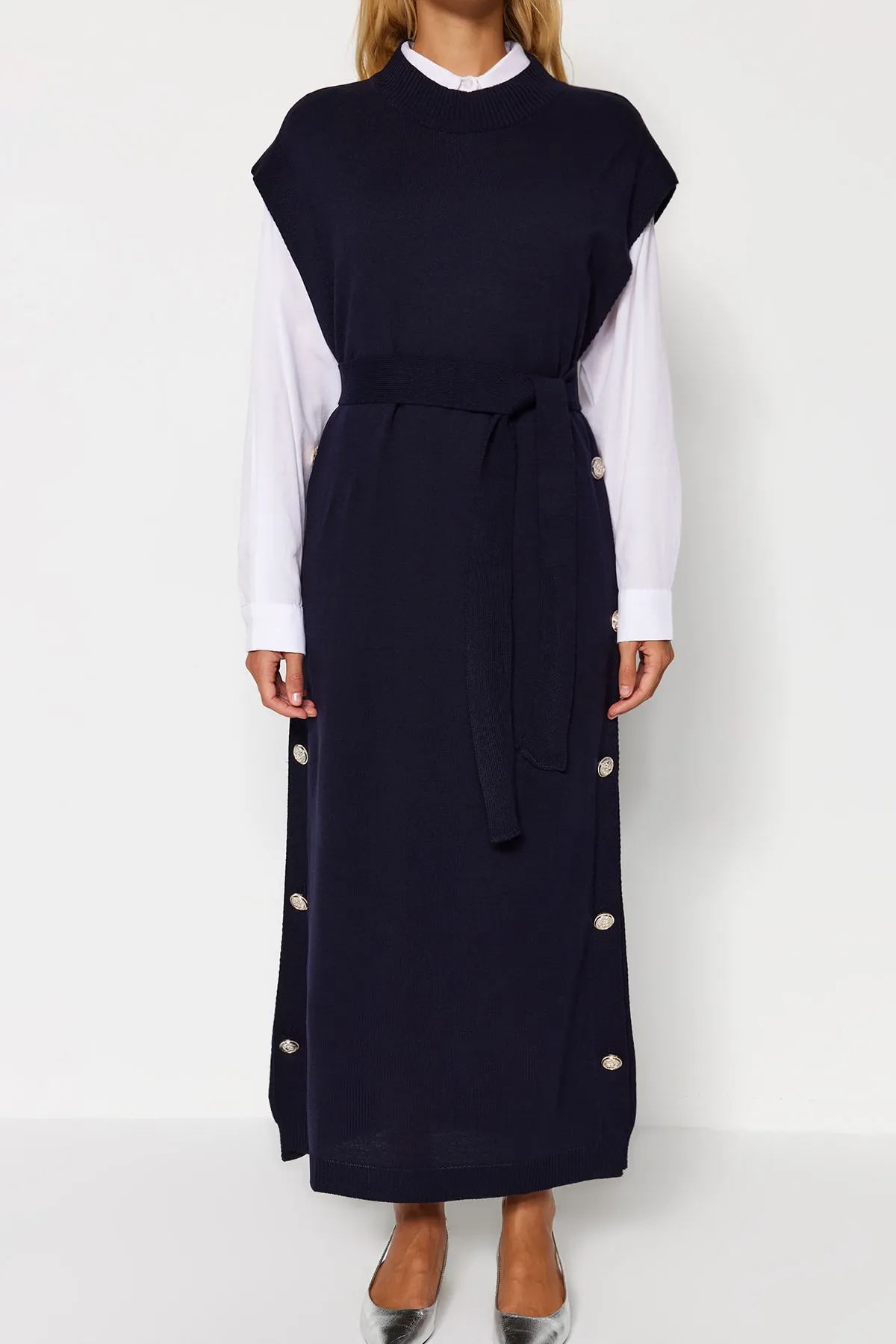 Trendyol Modest  Marineblaues Strickpulloverkleid mit Knöpfen und Details TCTAW24UV00038
