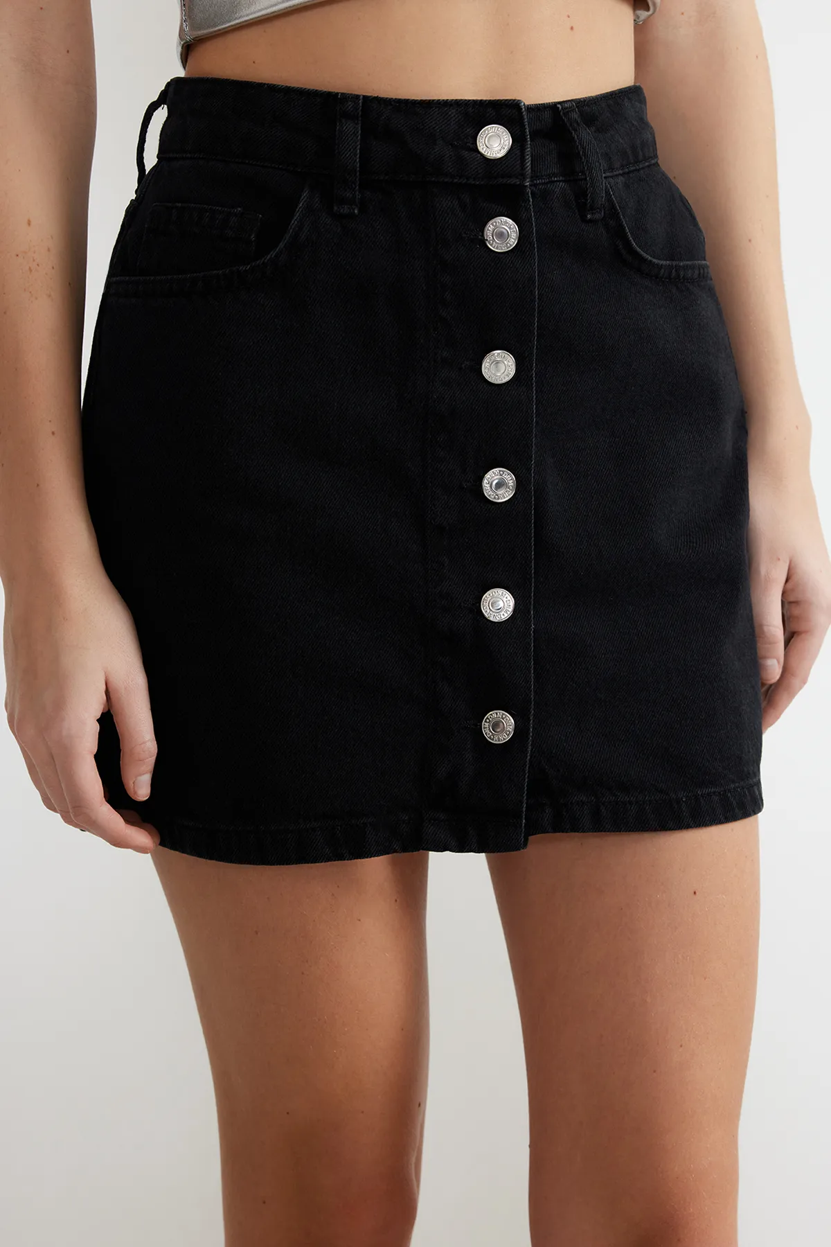 Trendyol Collection  Schwarzer, vorne geknöpfter Mini-Jeansrock mit hoher Taille TWOSS24ET00083